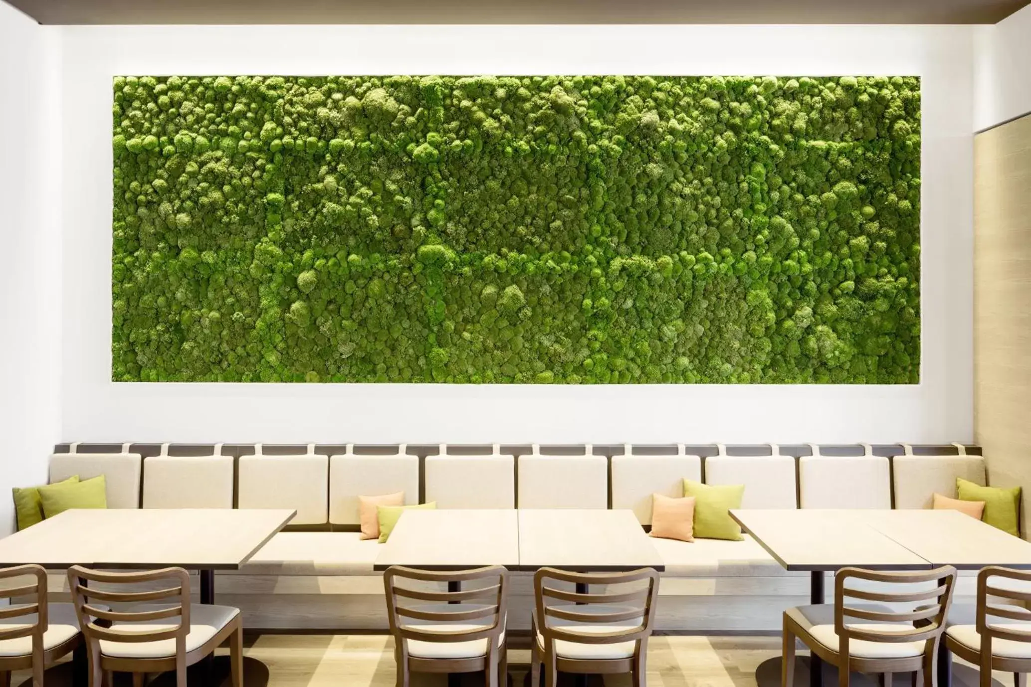 Lounge or bar in IntercityHotel Budapest Lounge or bar in IntercityHotel Budapest