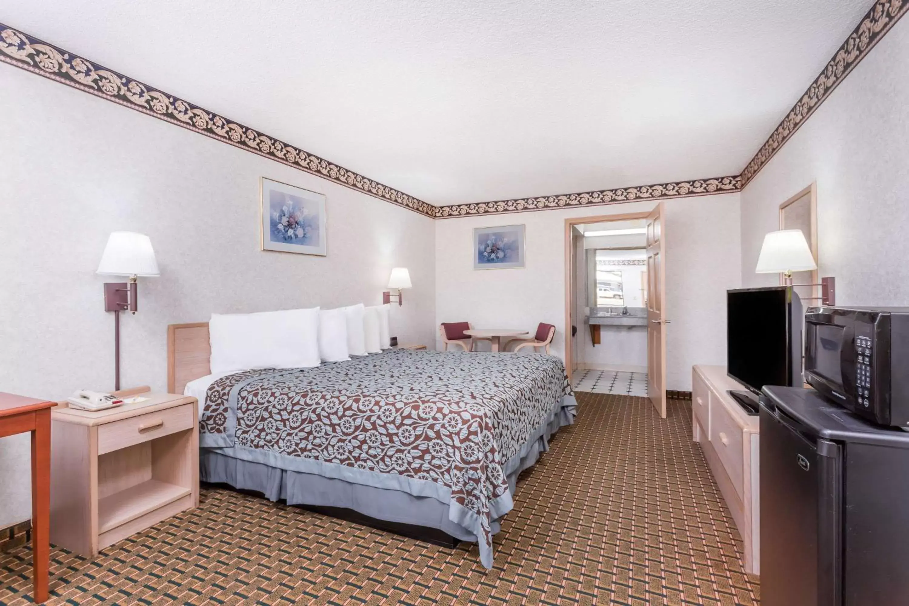 Photo of the whole room, Bed in Days Inn by Wyndham Byron