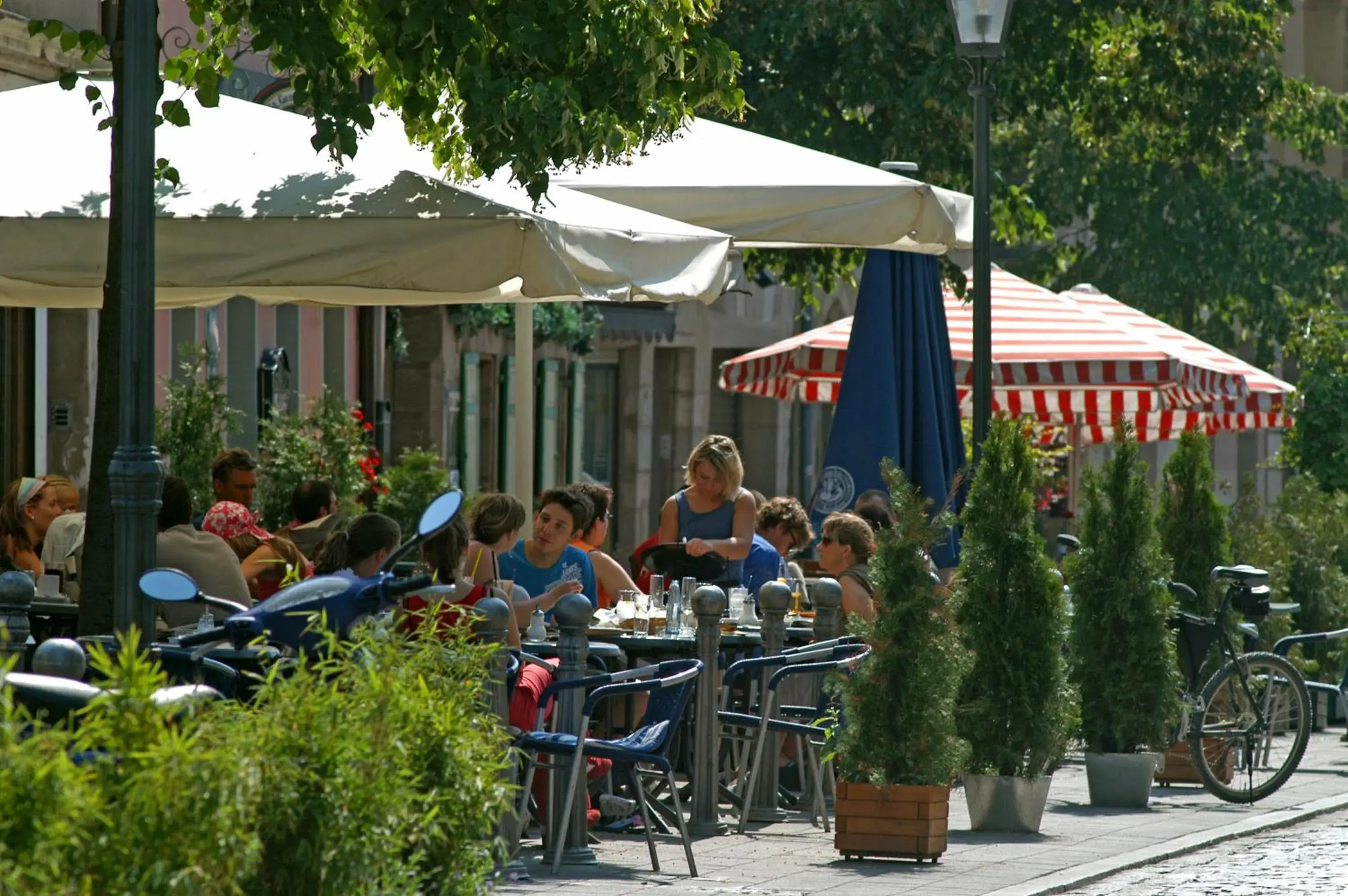 Restaurant/Places to Eat in Ambient Hotel am Europakanal