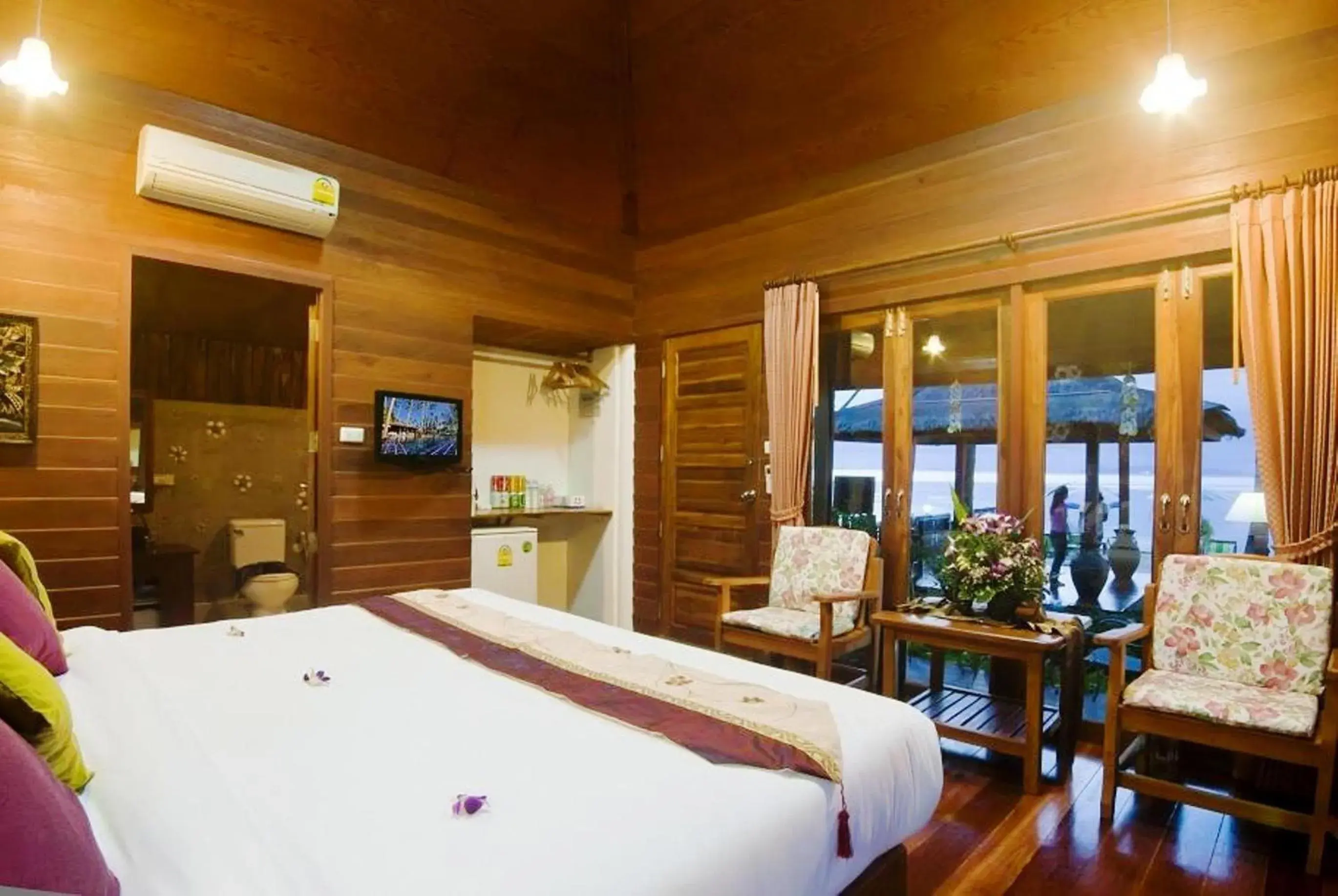 Bed in Lipa Bay Resort