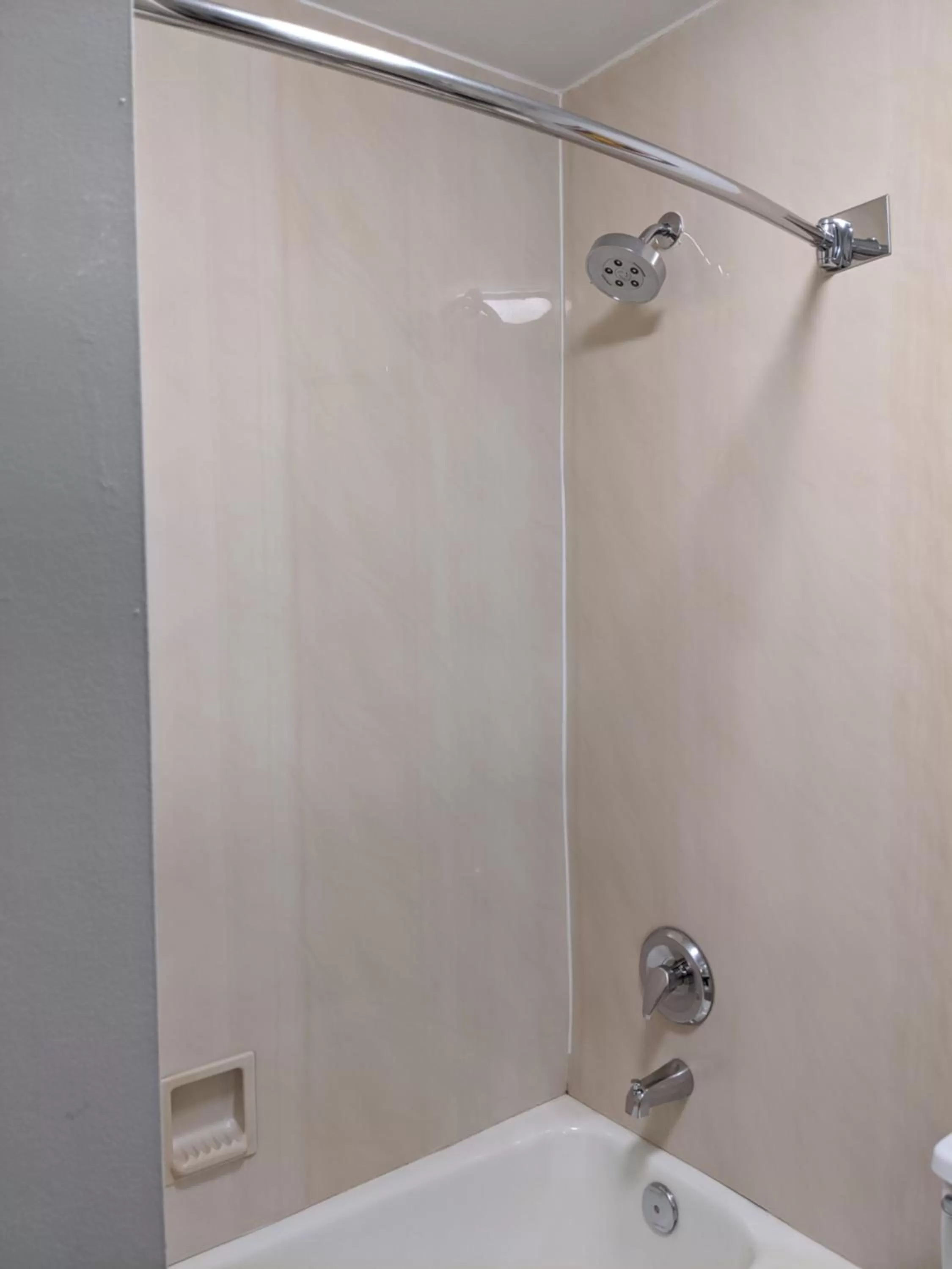 Shower in Plaza Hotel Denver Central