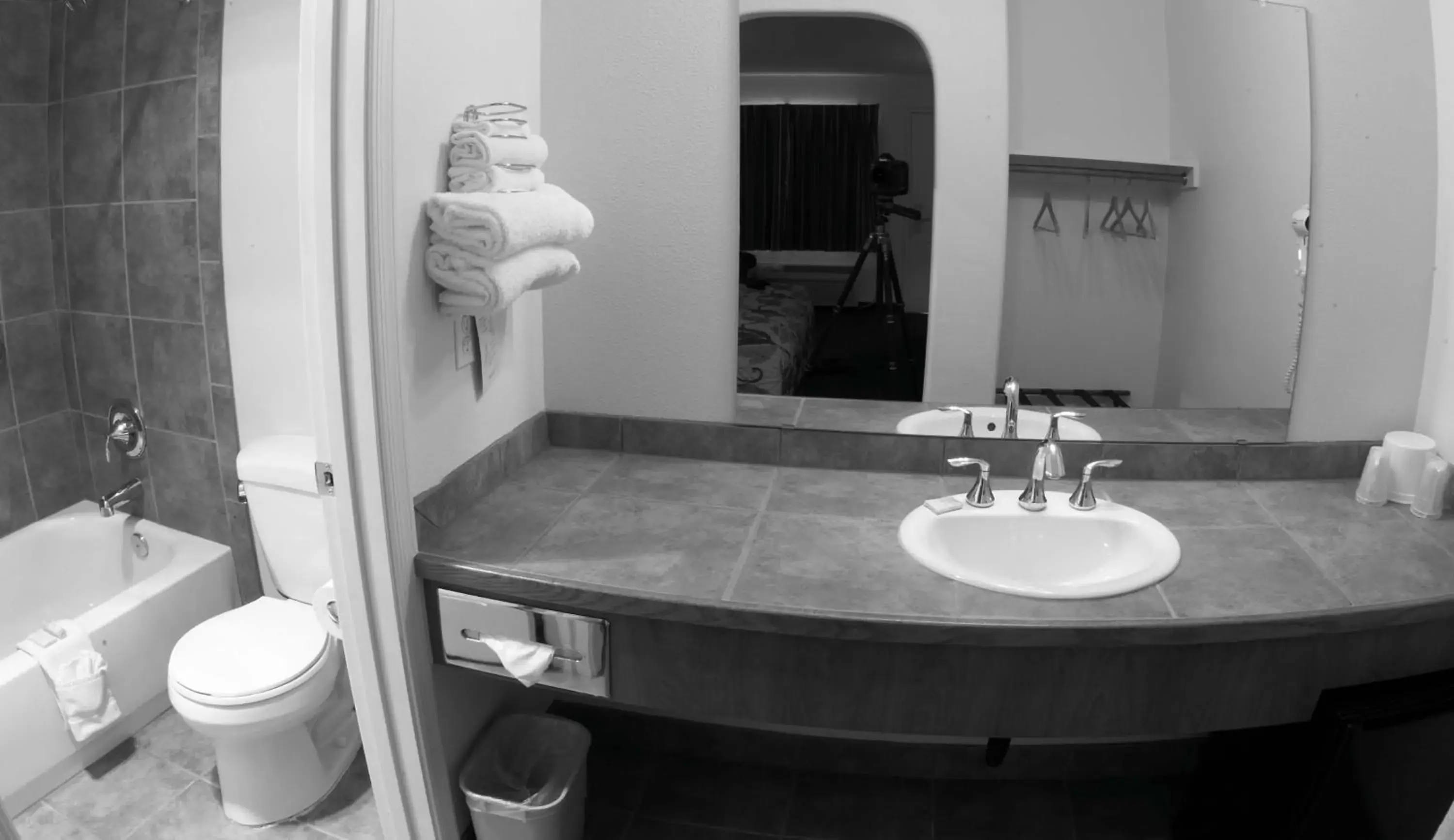 Bathroom in Premier Inns Thousand Oaks
