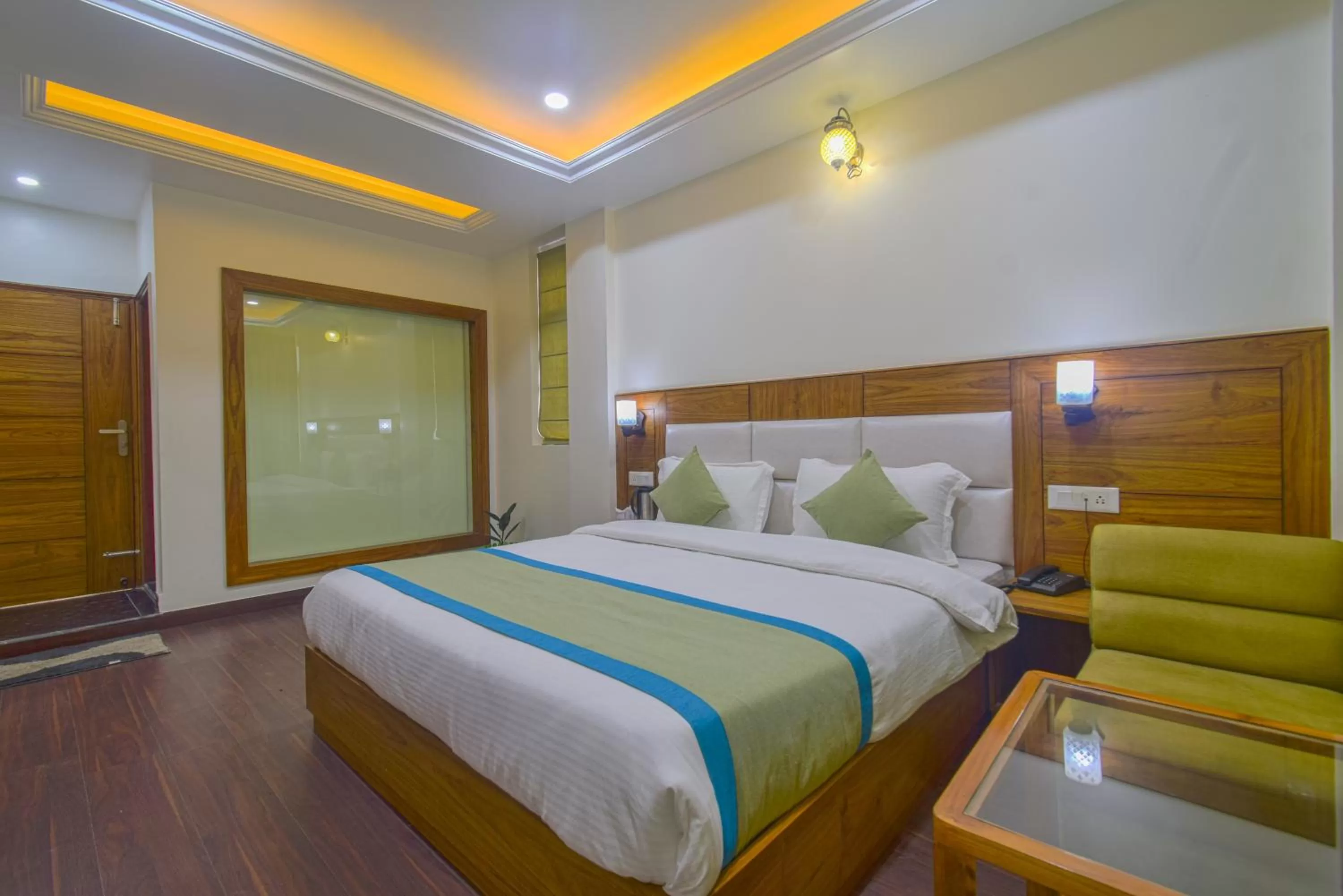 Bathroom, Bed in Hotel The Paal