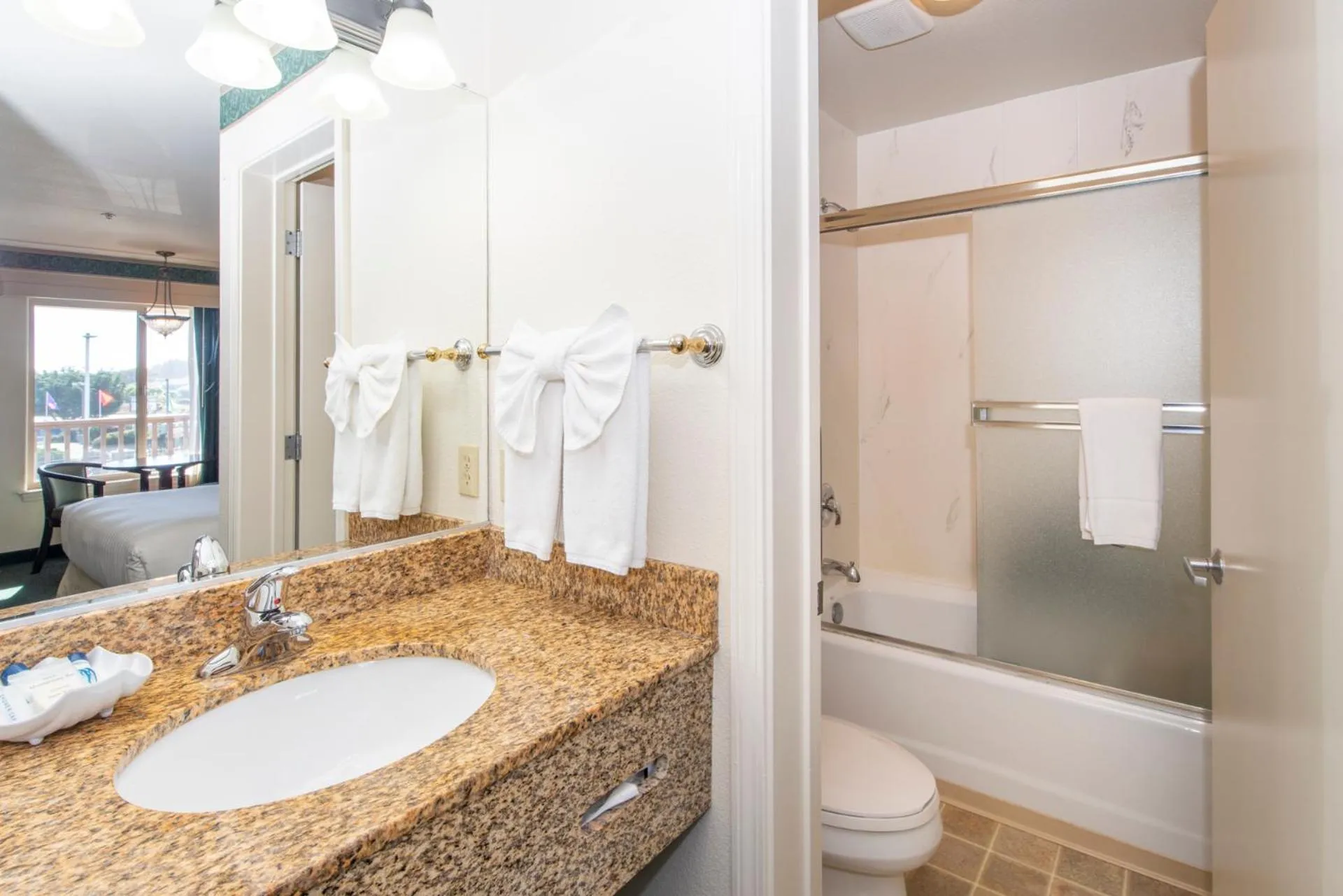 Emerald Dolphin Inn & Mini Golf