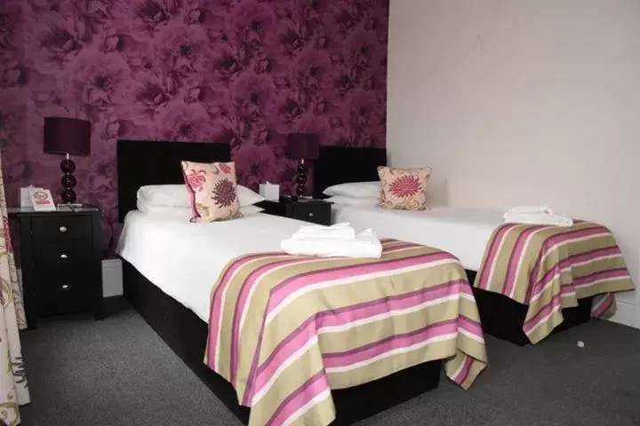 Bedroom, Bed in Harry's Hotel & Restaurant