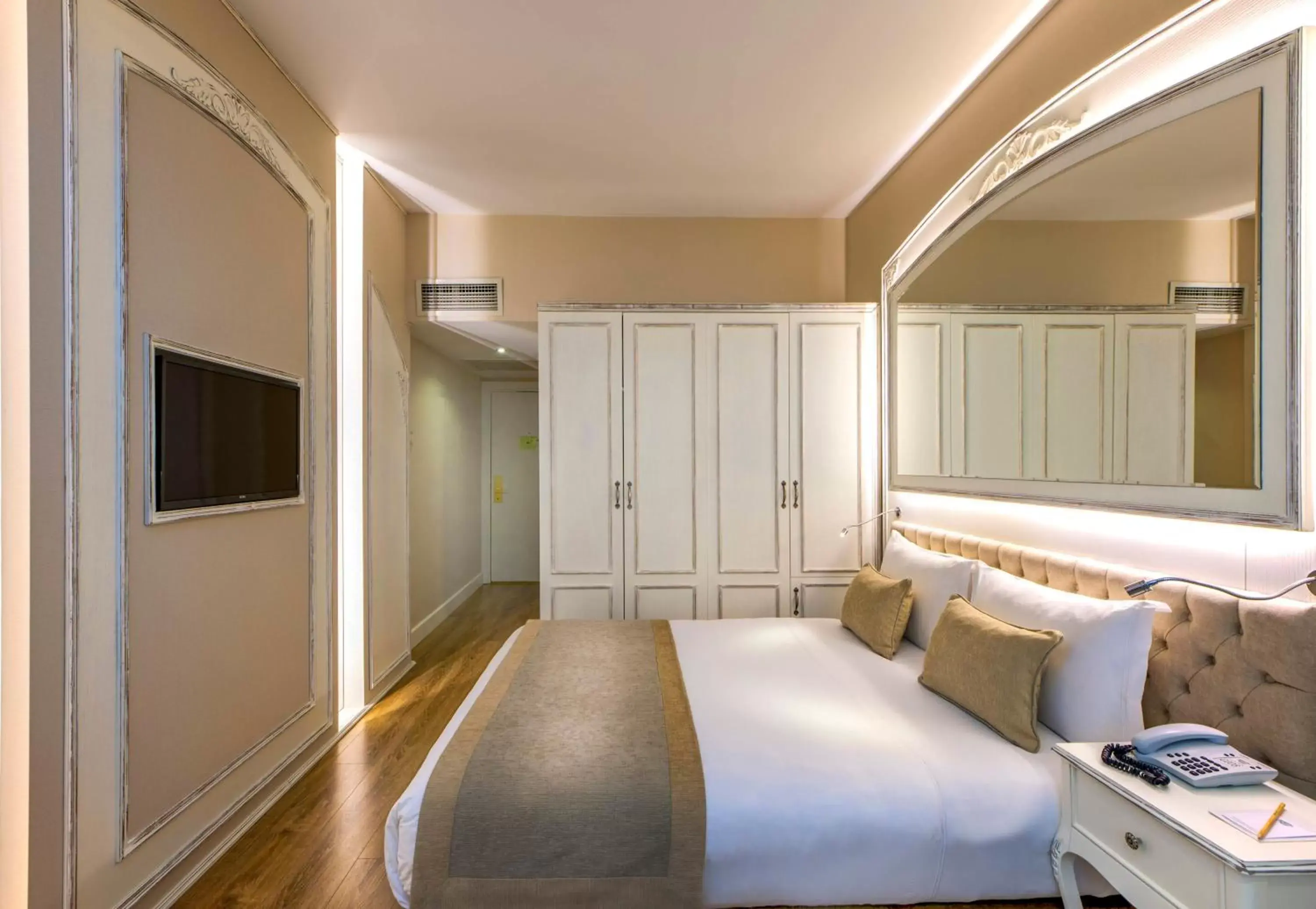 Bathroom, Bed in Hotel Yasmak Sultan