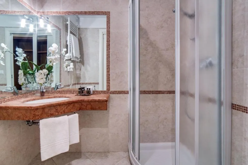 Bathroom in Hotel La Meridiana