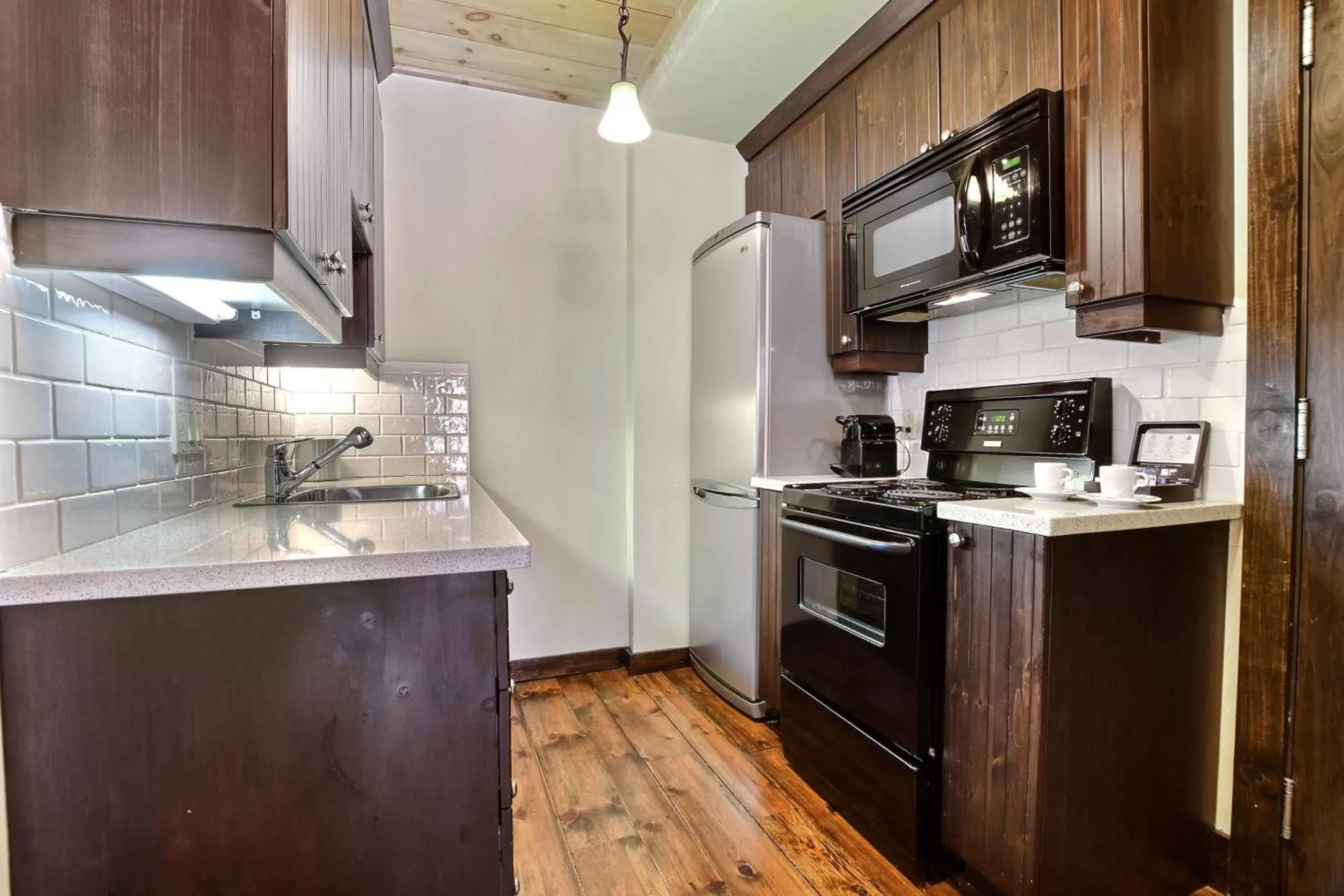 Kitchen/Kitchenette in Les Condos Du Lac Taureau- Rooms & Condos