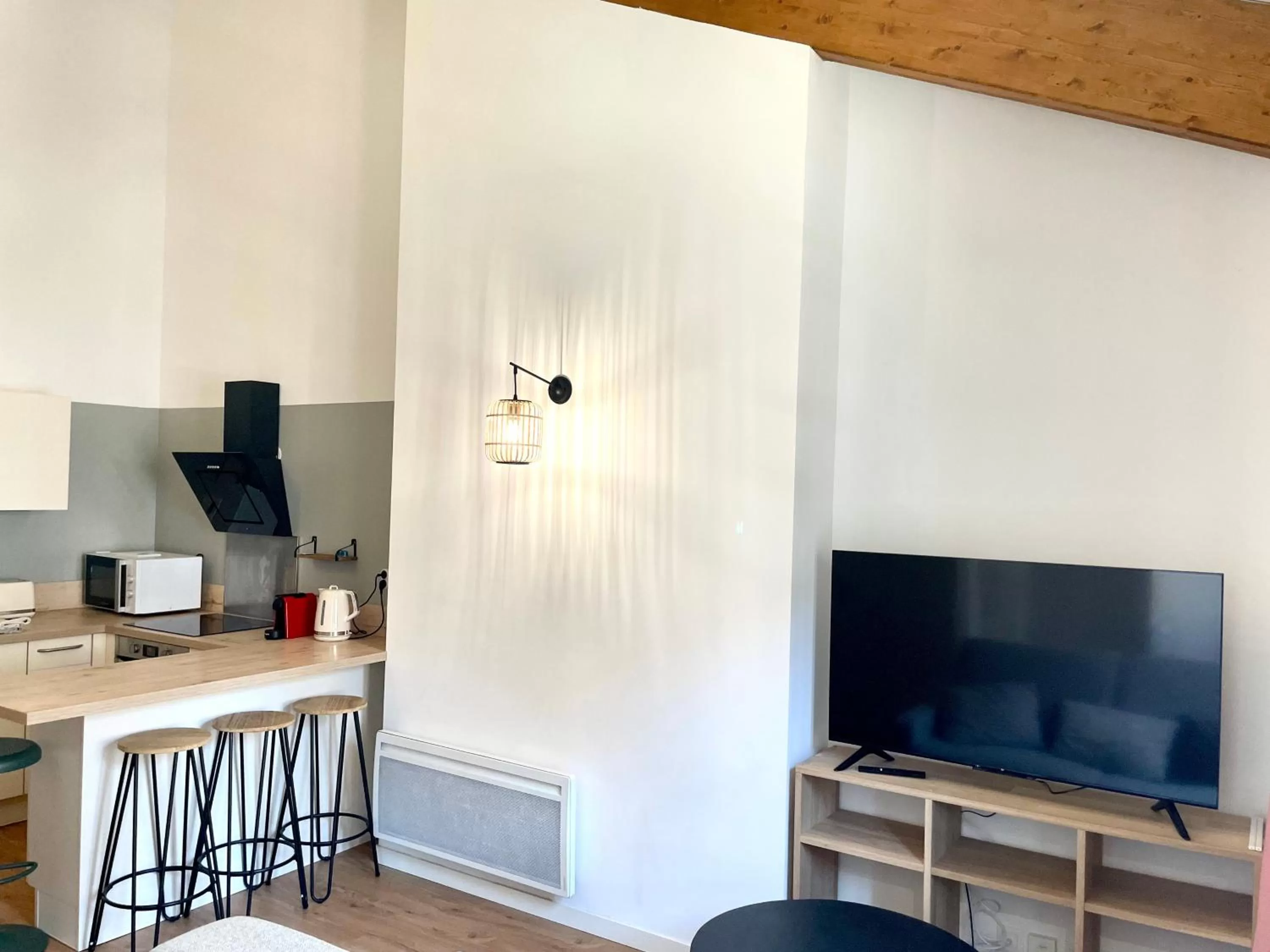 Living room, TV/Entertainment Center in Dupain & Dubeurre Appart'Hôtel - Parking