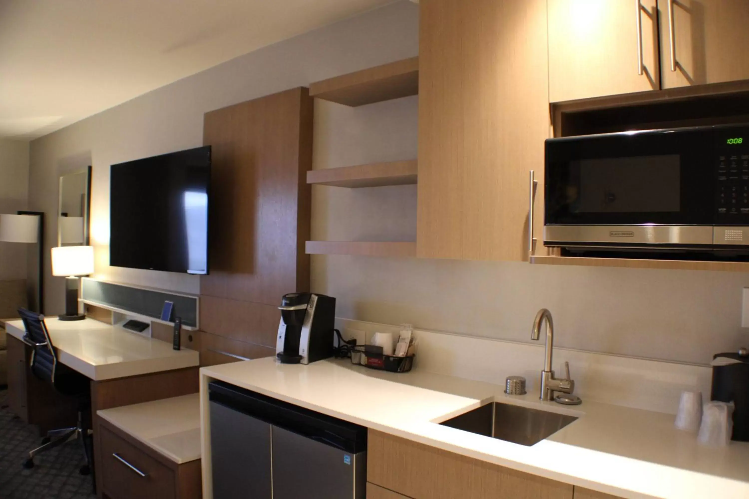 Photo of the whole room, Kitchen/Kitchenette in Delta Hotels by Marriott Seattle Everett