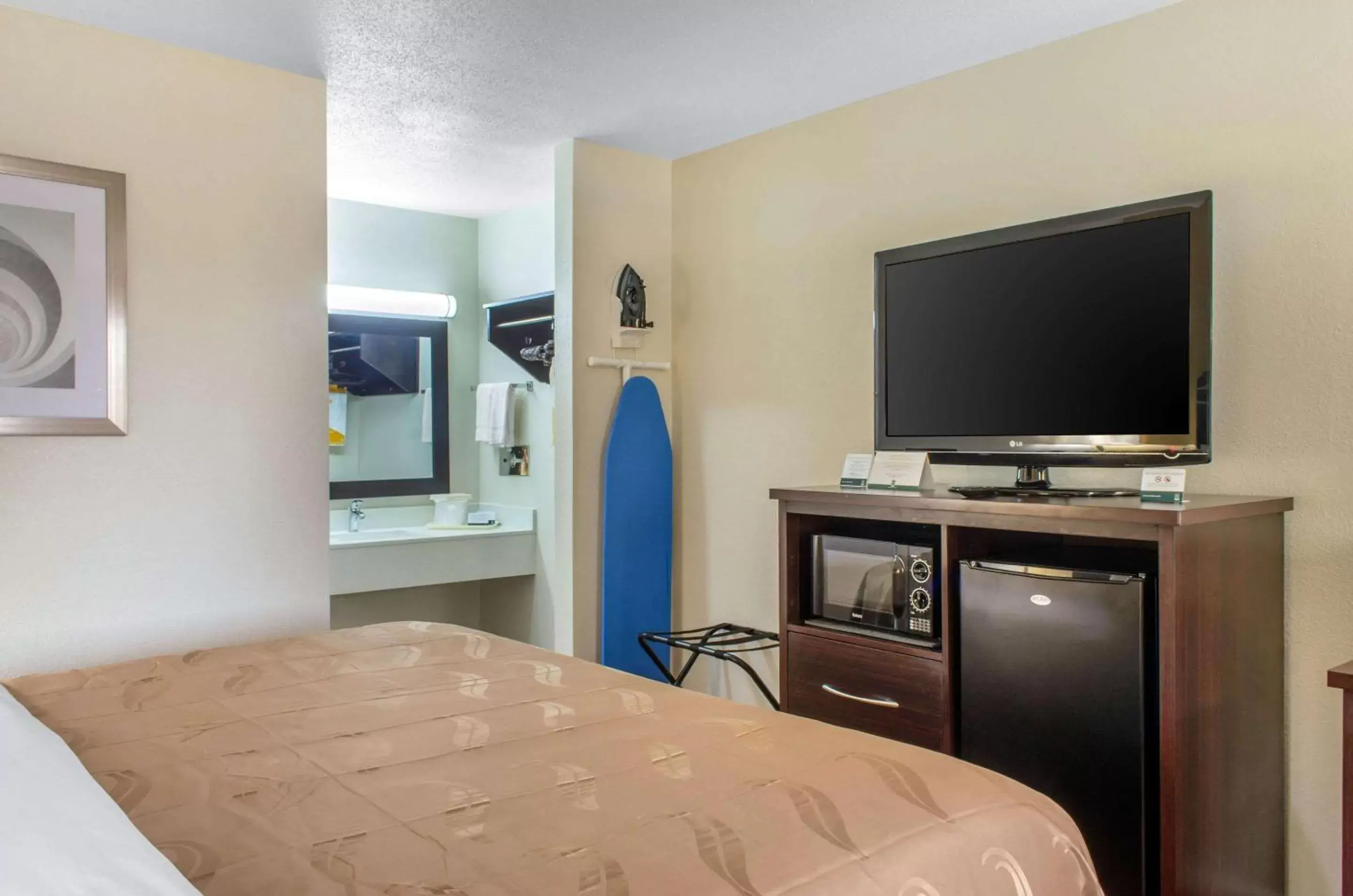 Photo of the whole room, TV/Entertainment Center in Quality Inn McComb