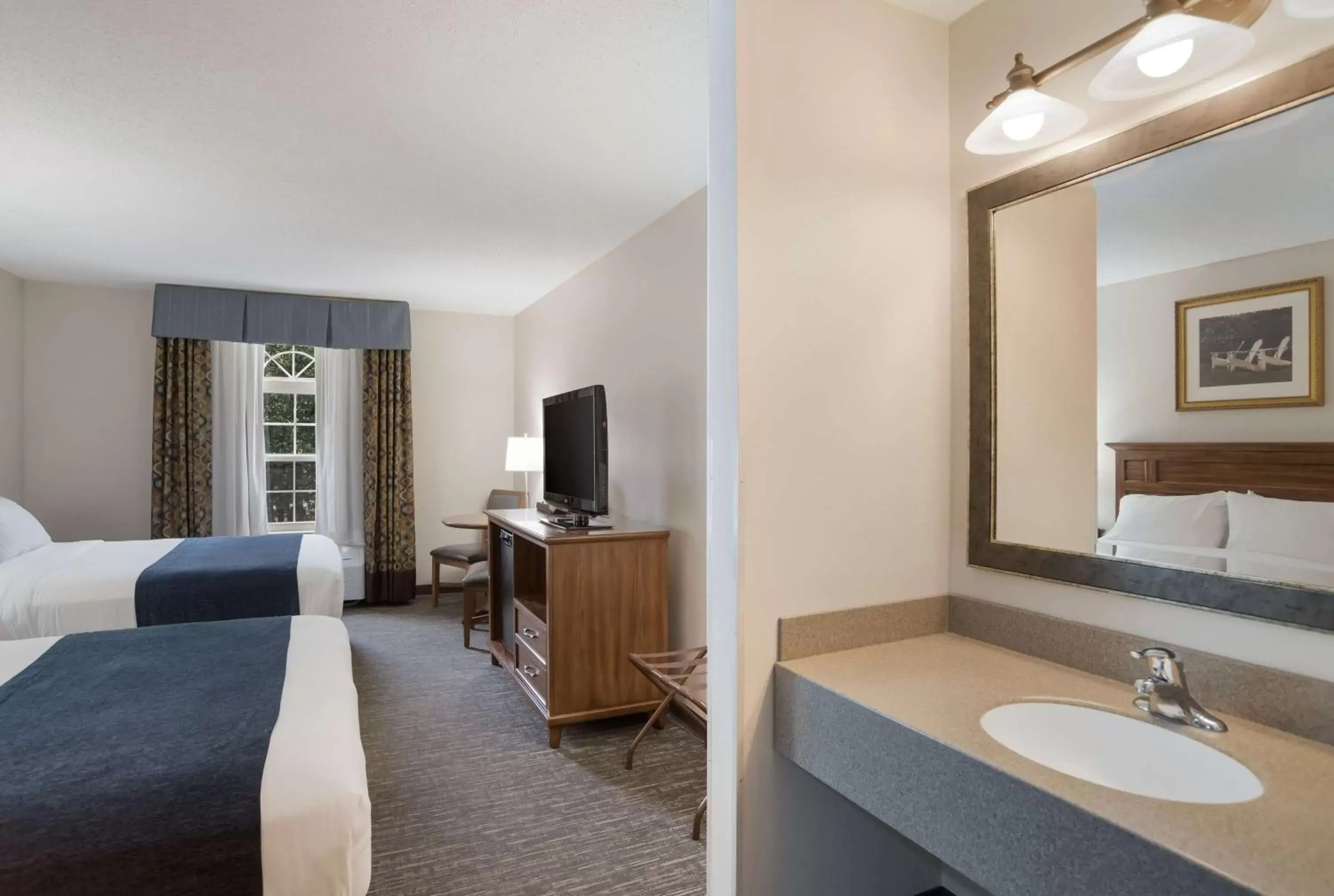 Bedroom, TV/Entertainment Center in SureStay Plus Hotel by Best Western Elizabethtown Hershey