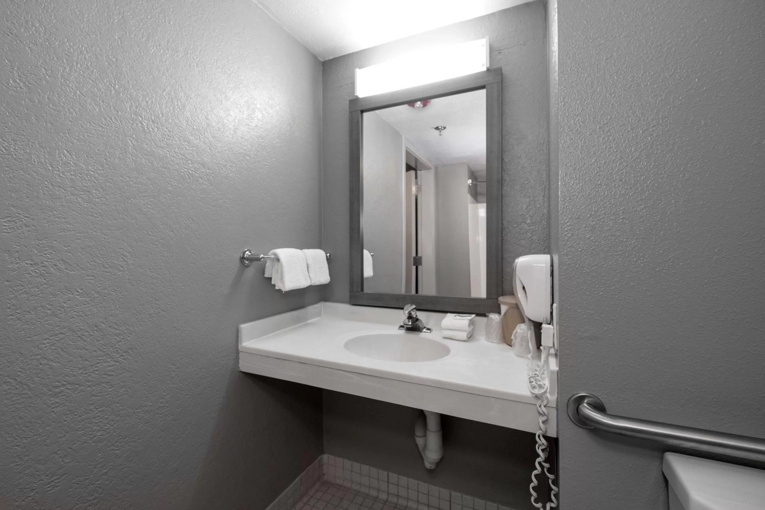 Bathroom in Red Roof Inn PLUS Boston - Mansfield - Foxboro