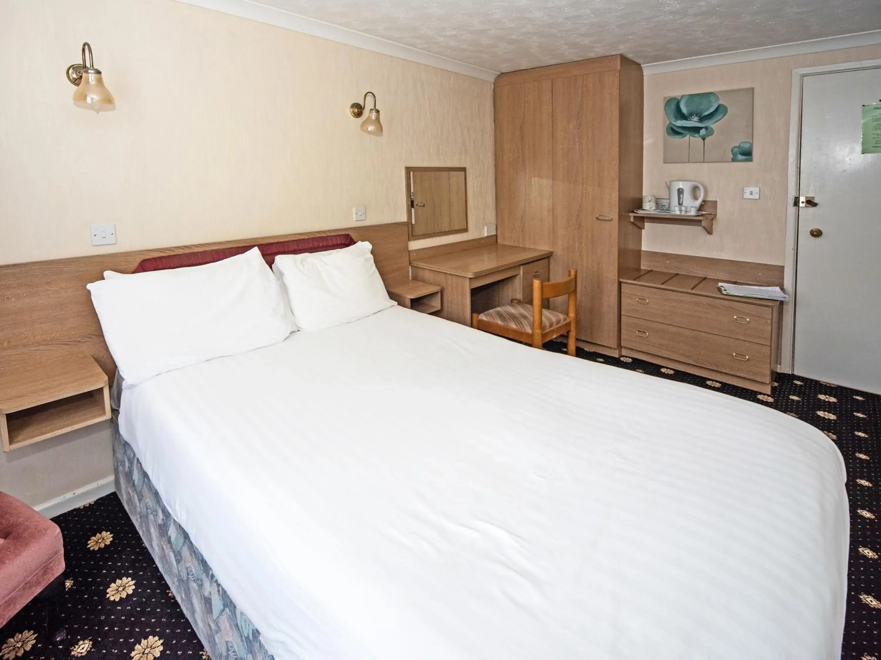 Bedroom, Bed in The Sherwood Palm Hotel, Torquay Beach