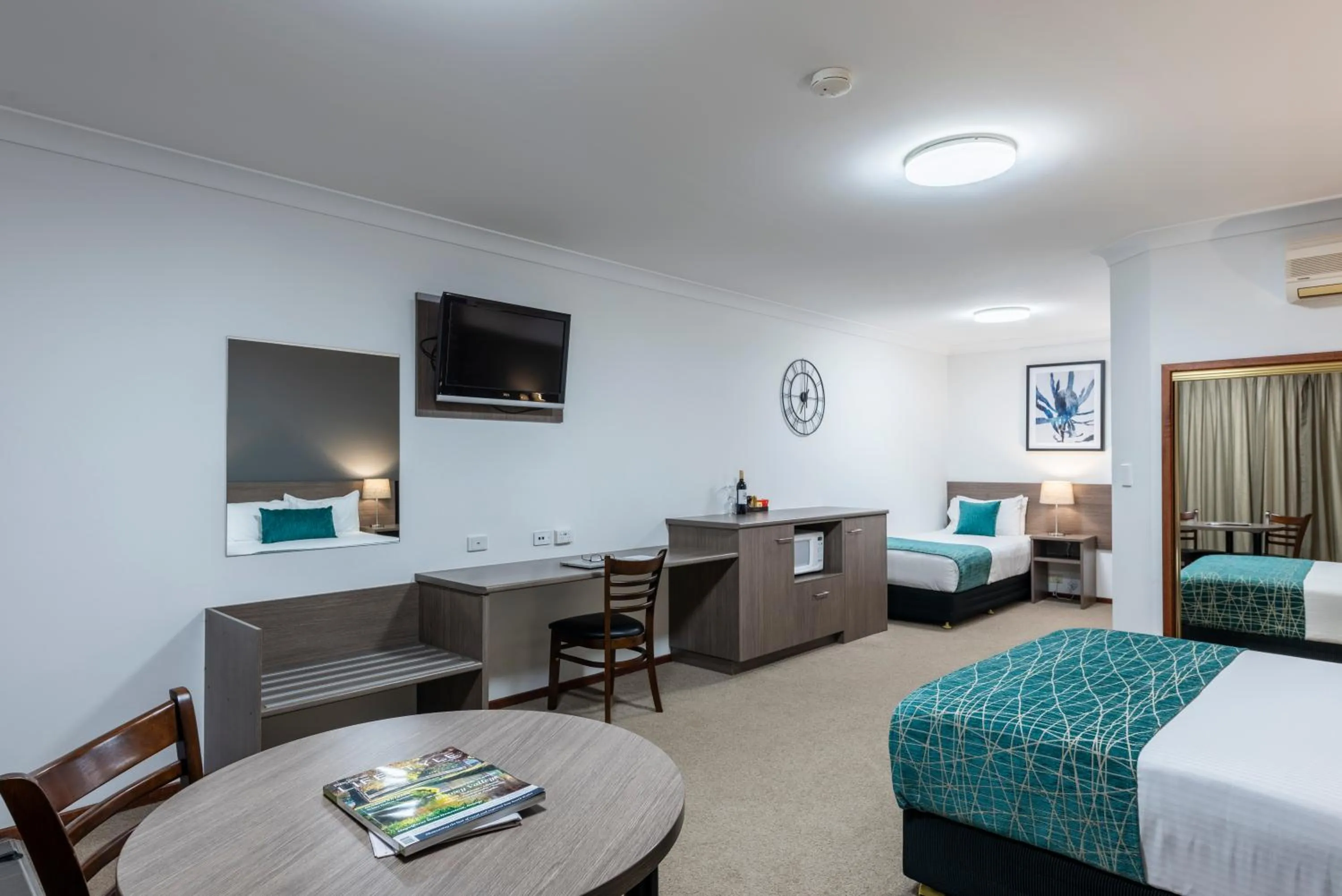 Photo of the whole room, Bed in Best Western Plus Ambassador Orange