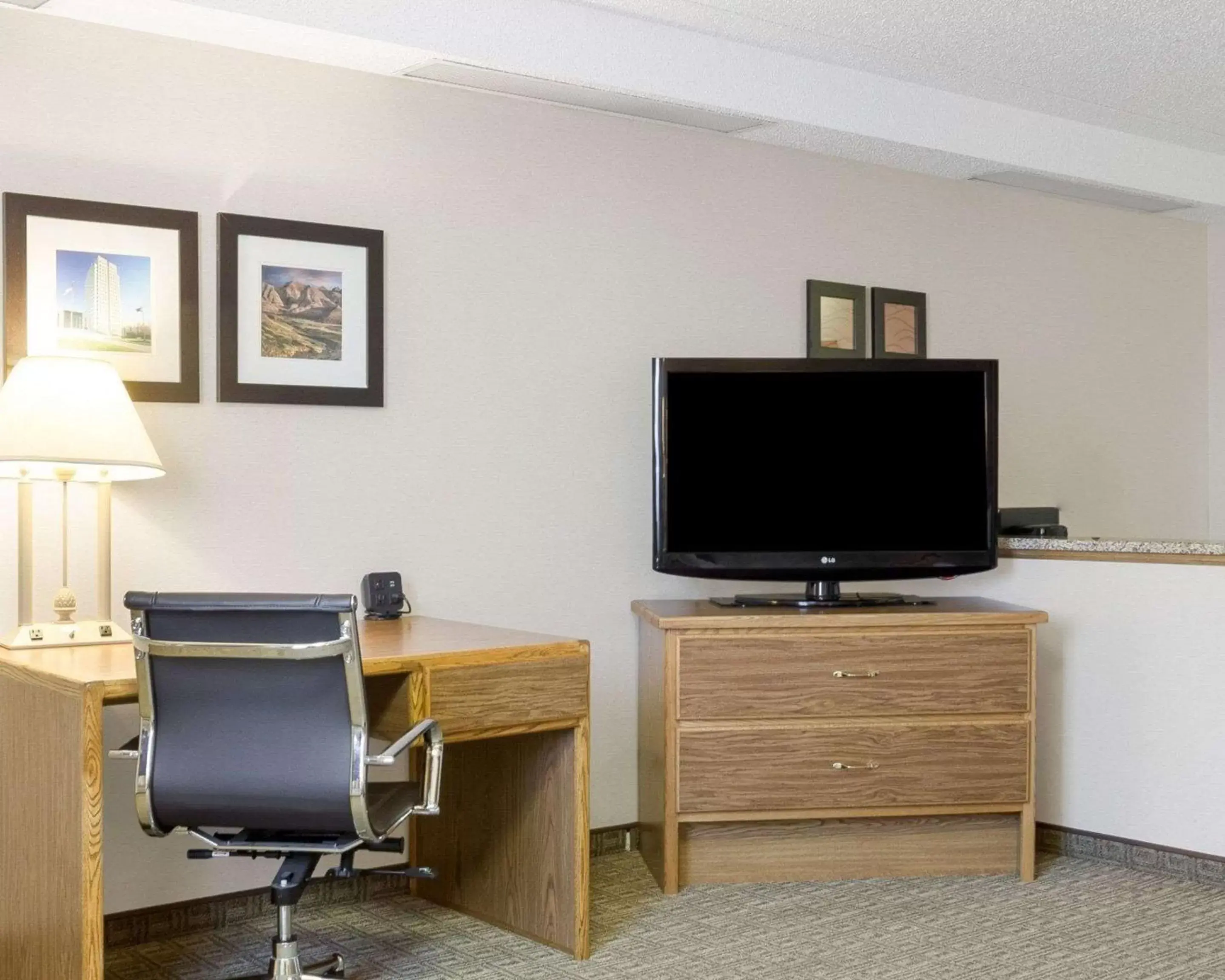 Photo of the whole room, TV/Entertainment Center in Quality Inn Bismarck