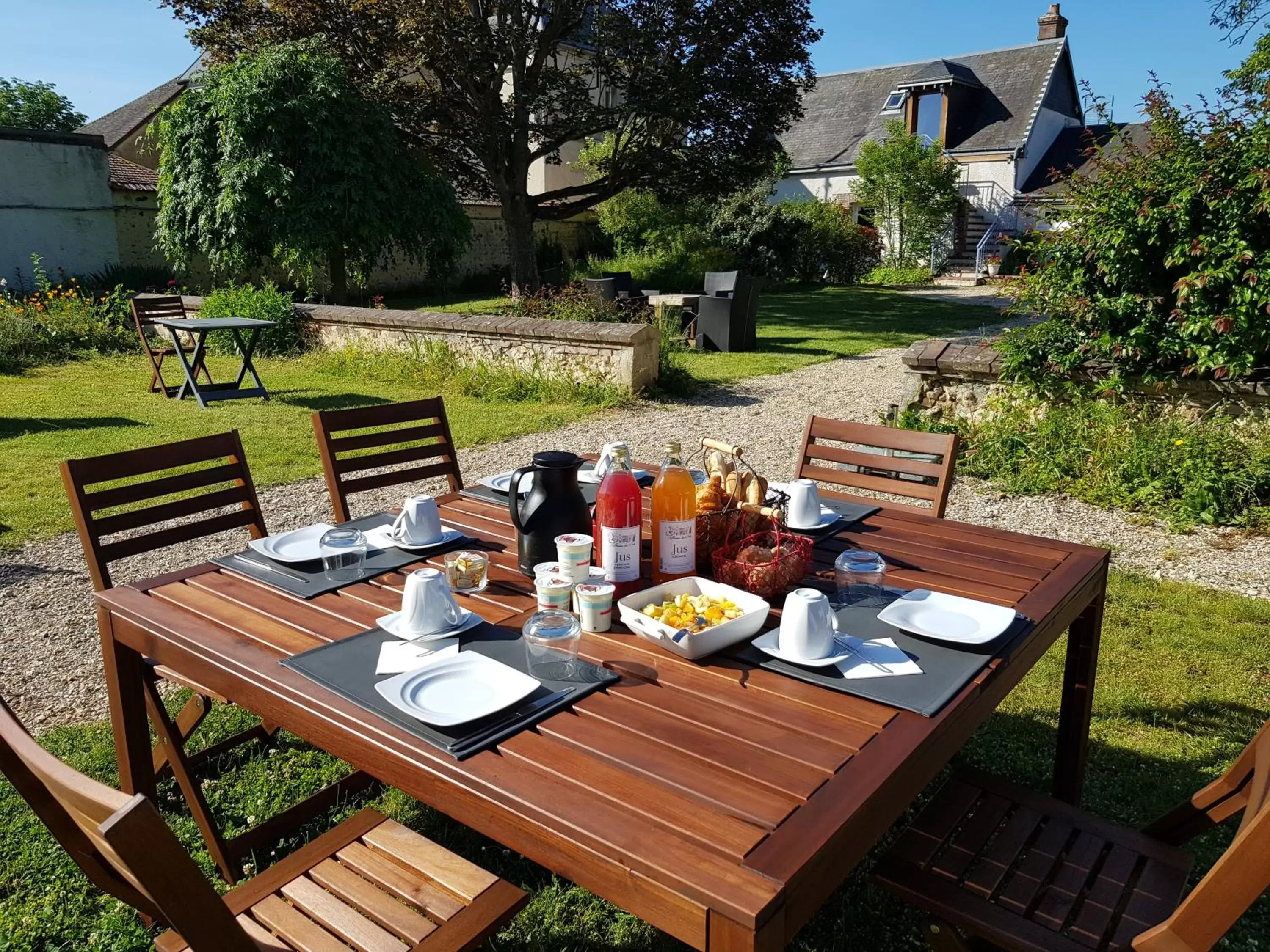 Continental breakfast in L'havre de Saint Germain