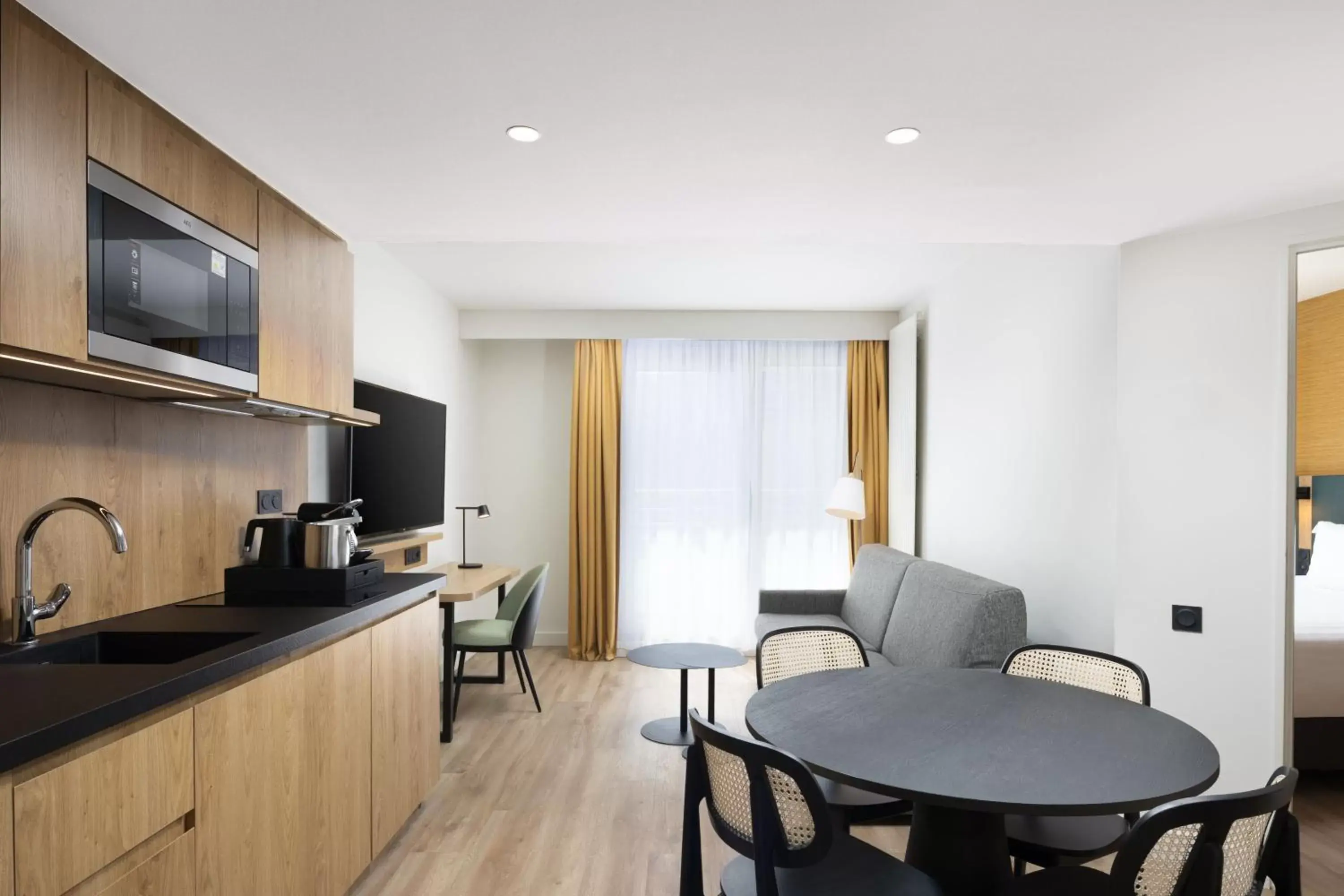Bedroom, Kitchen/Kitchenette in Residence Inn by Marriott Paris Didot Montparnasse