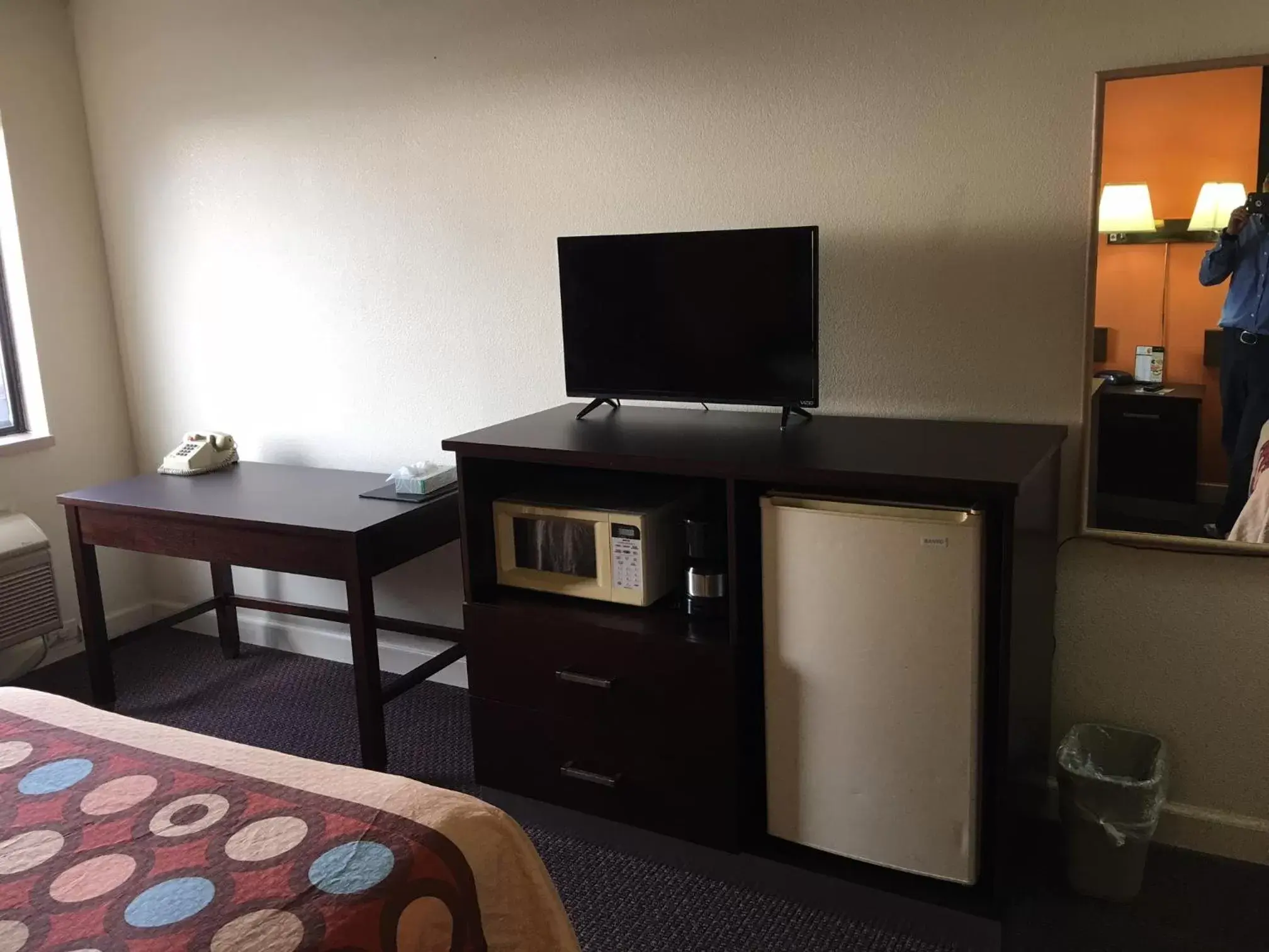 TV and multimedia, TV/Entertainment Center in Super 8 by Wyndham Morris