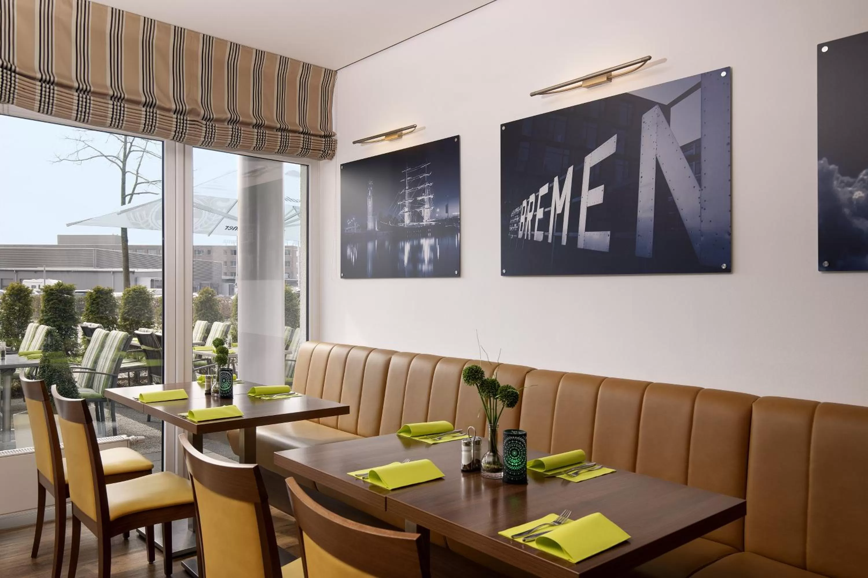 Restaurant/places to eat in Holiday Inn Express Bremen Airport by IHG