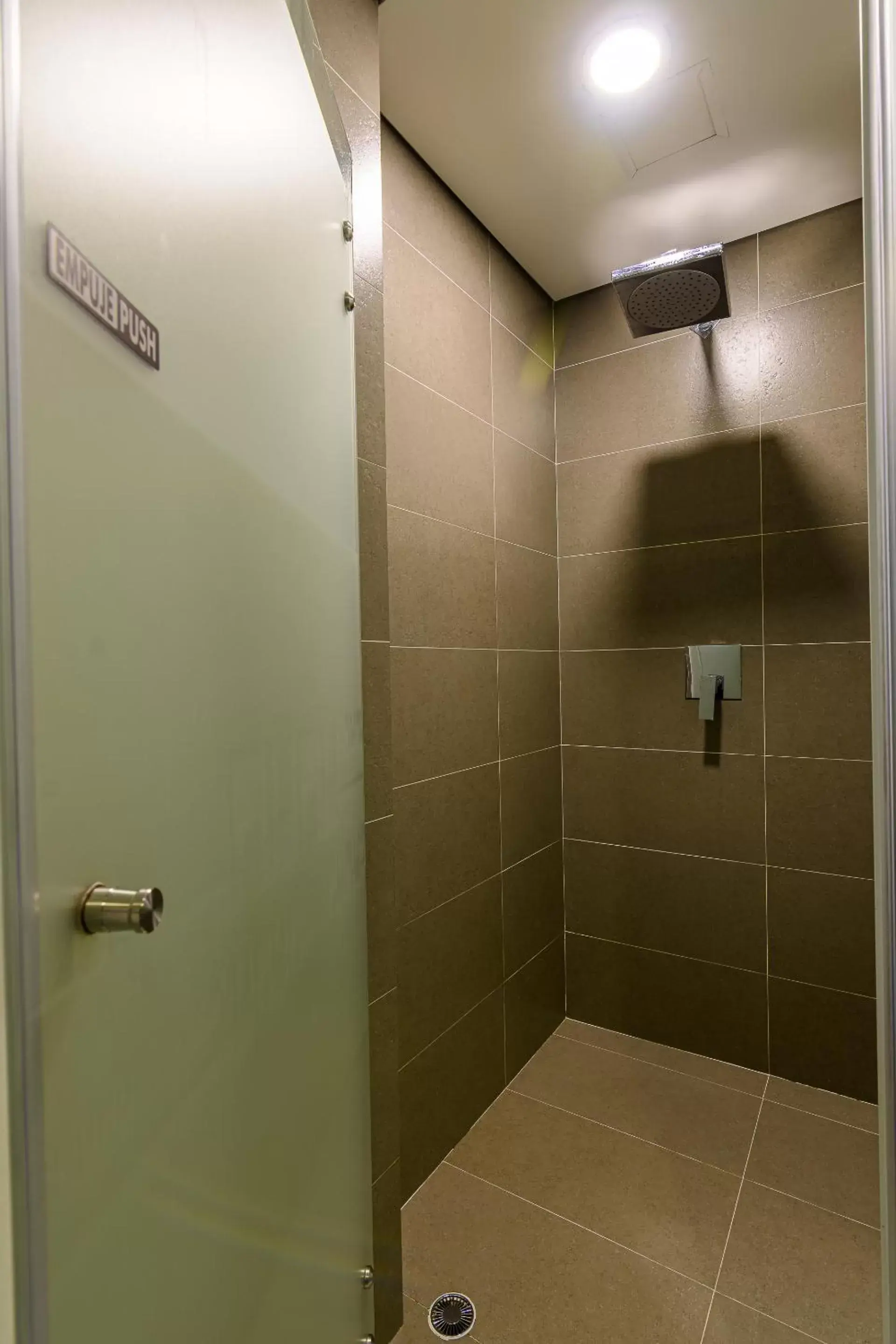 Shower, Bathroom in Lleras Green Hotel