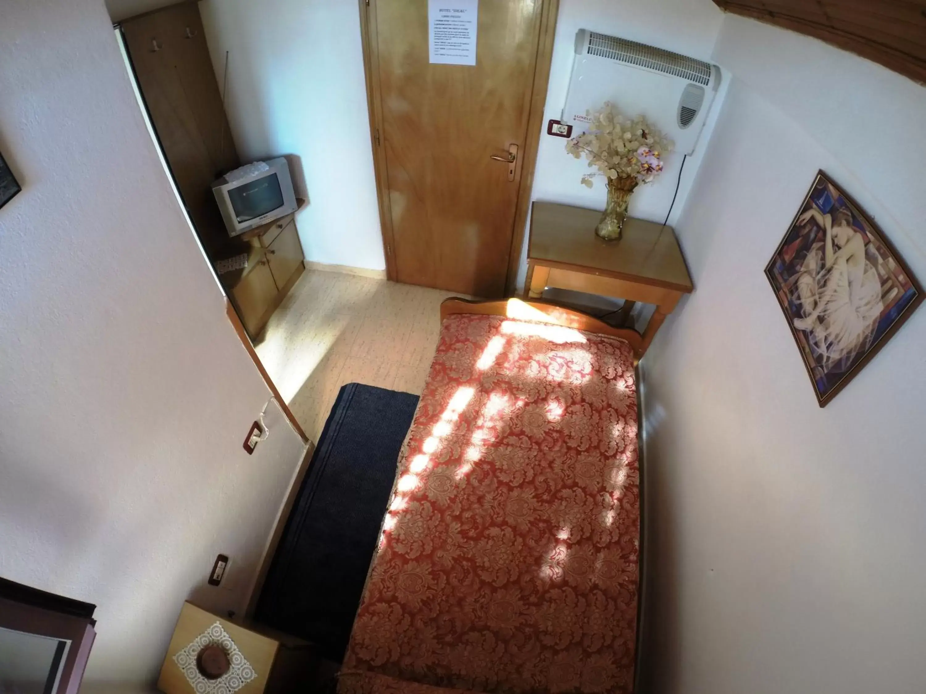 Single Room in Hotel Ideal Single Room in Hotel Ideal