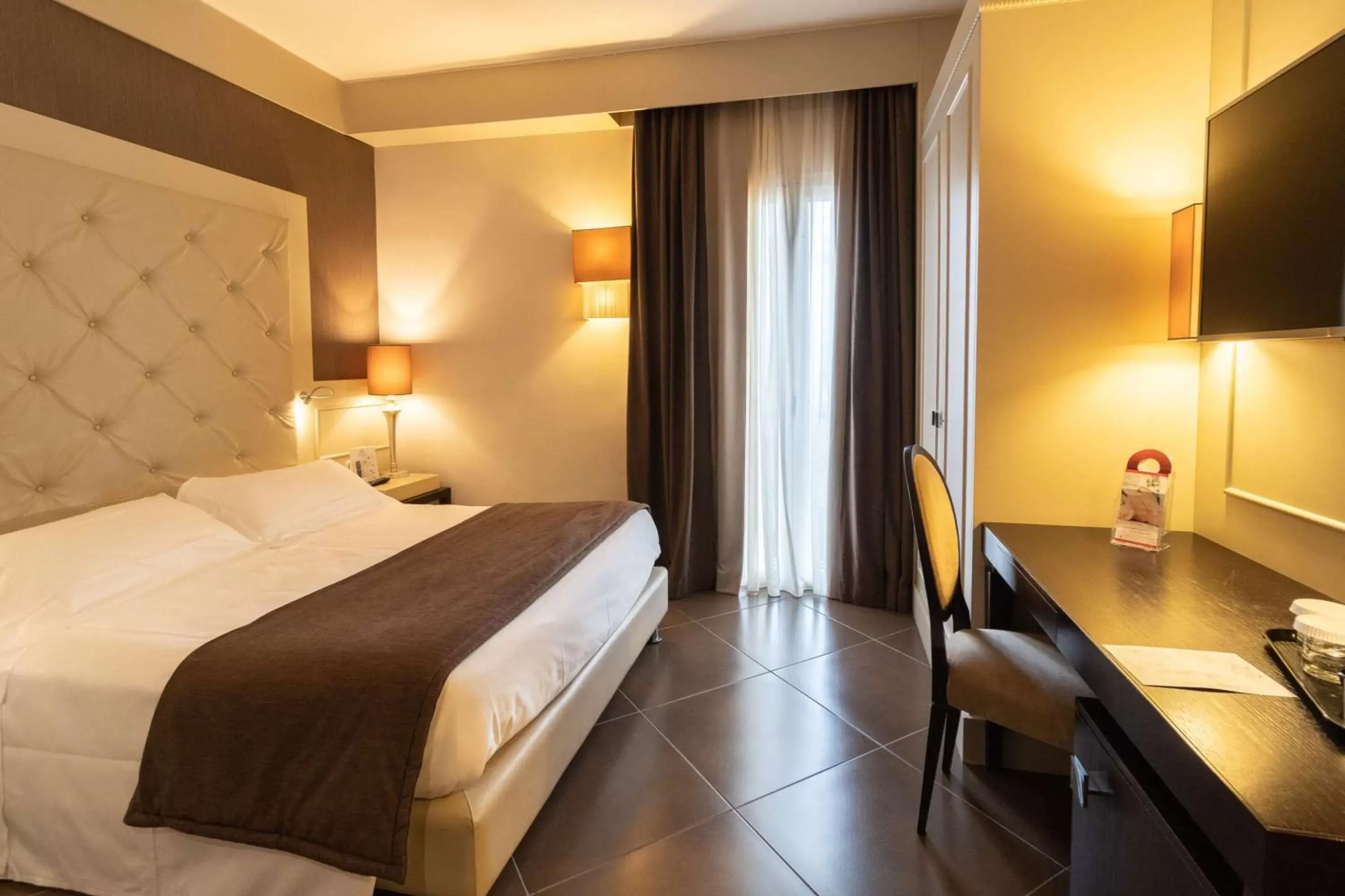 Classic Queen Room in Best Western Plus Hotel Perla Del Porto Classic Queen Room in Best Western Plus Hotel Perla Del Porto