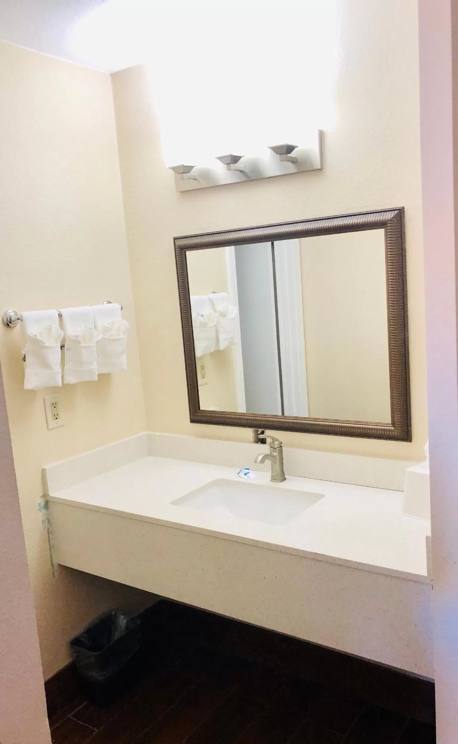 towels in Super 8 by Wyndham Williams West Route 66 - Grand Canyon Area