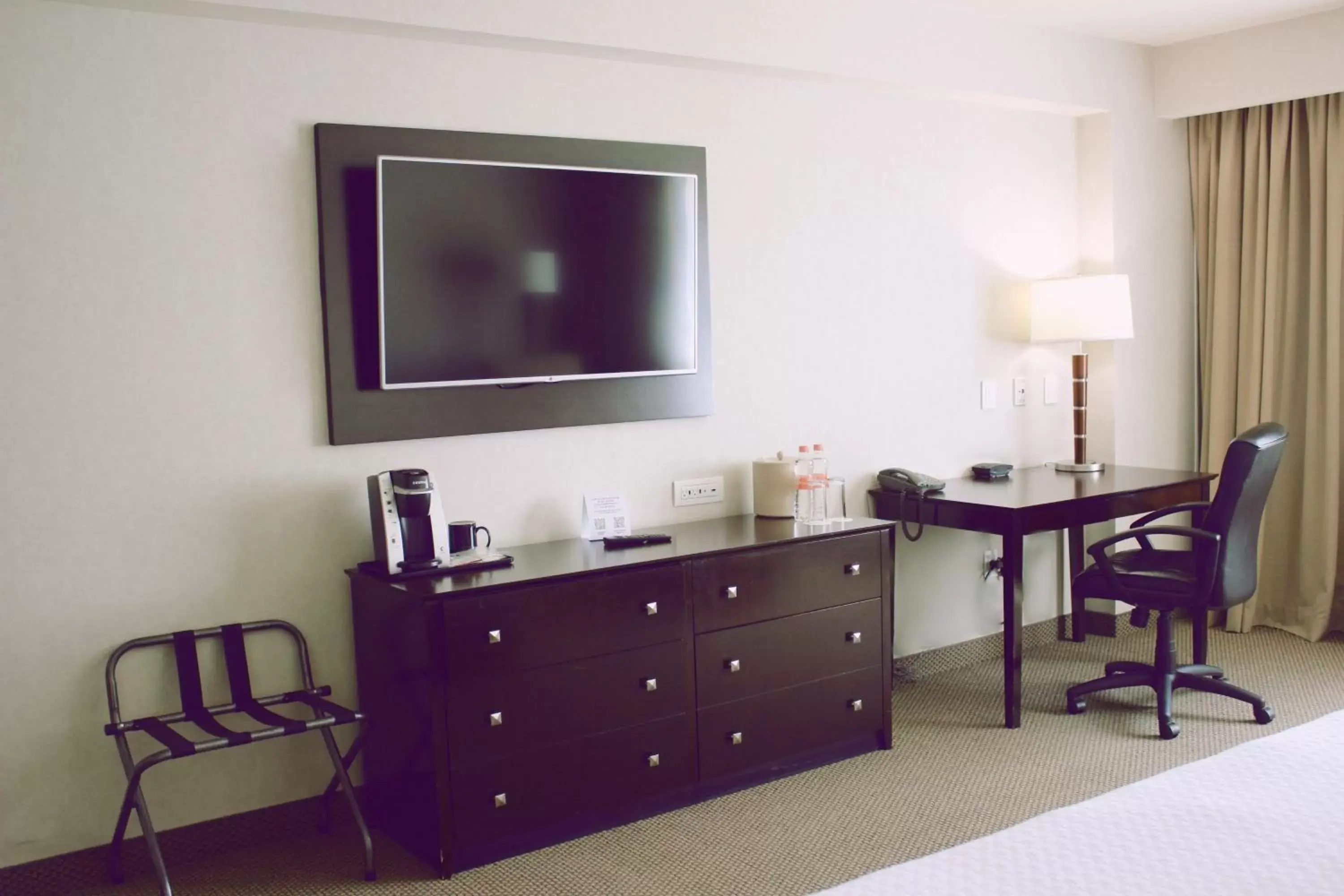 Photo of the whole room, TV/Entertainment Center in Crowne Plaza Leon, an IHG Hotel