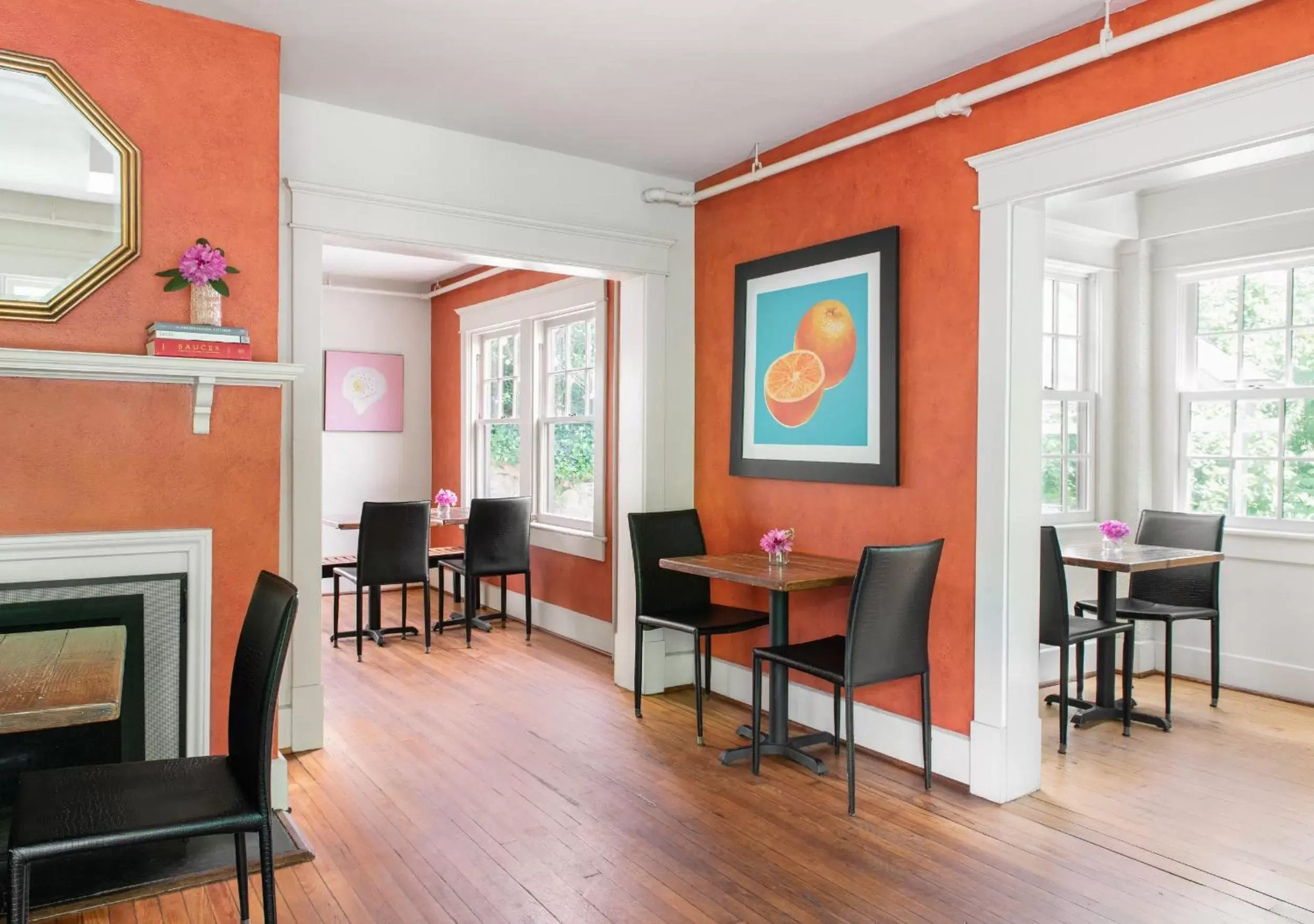 Dining area in Oakhurst Inn