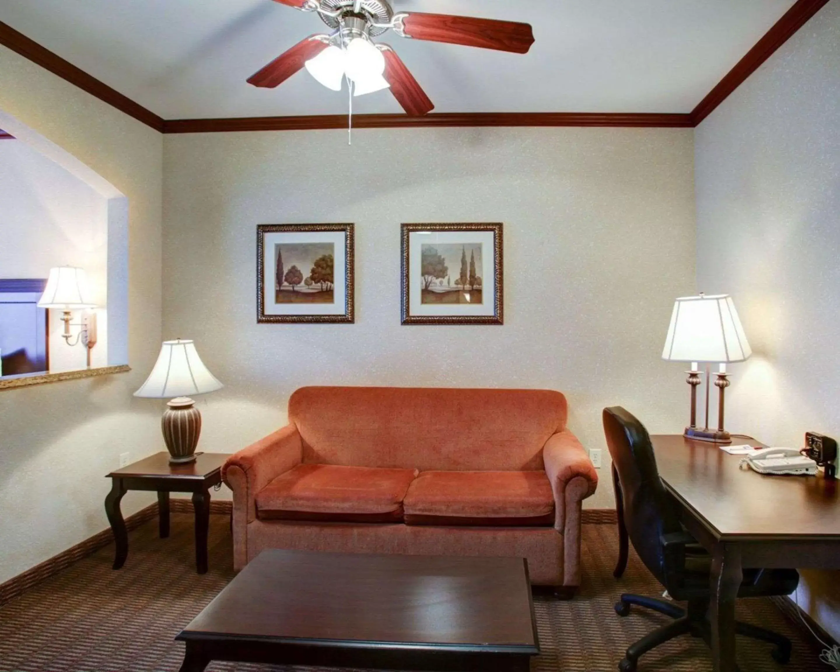 Photo of the whole room, Seating Area in Comfort Suites University Drive
