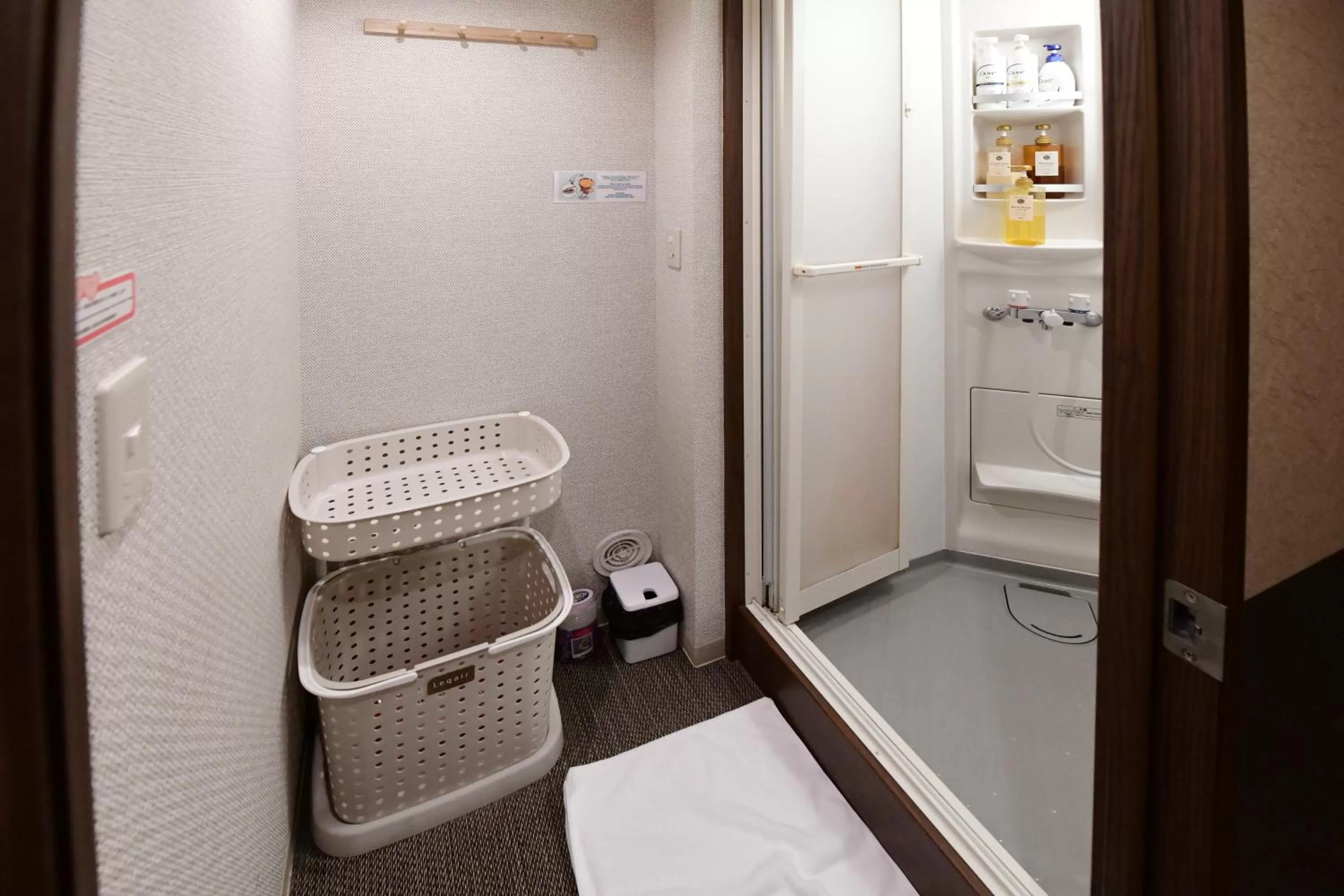 Bathroom in 無料wi-fi JING HOUSE 秋葉原 電動自転車レンタル