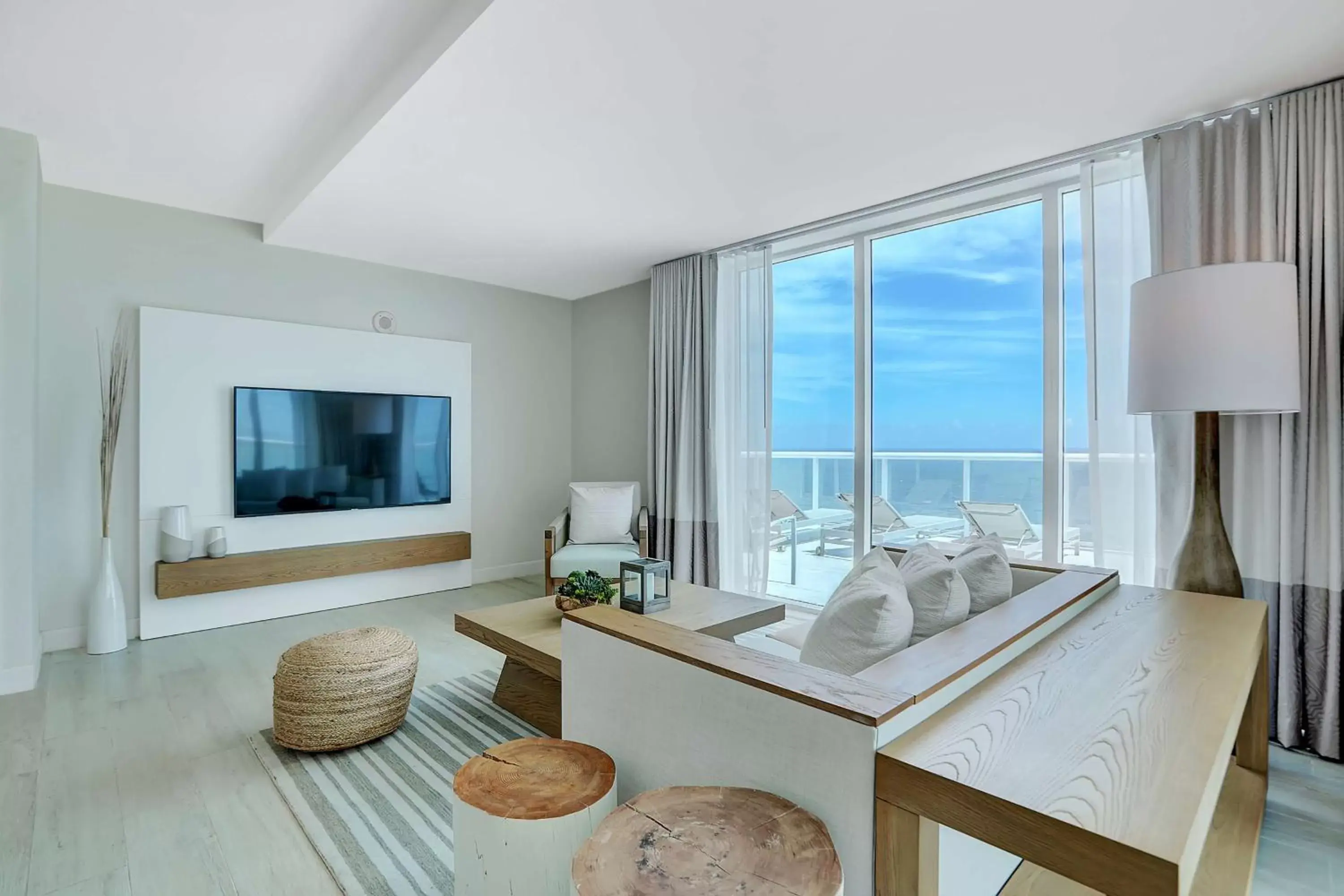 Living room in Hilton Fort Lauderdale Beach Resort