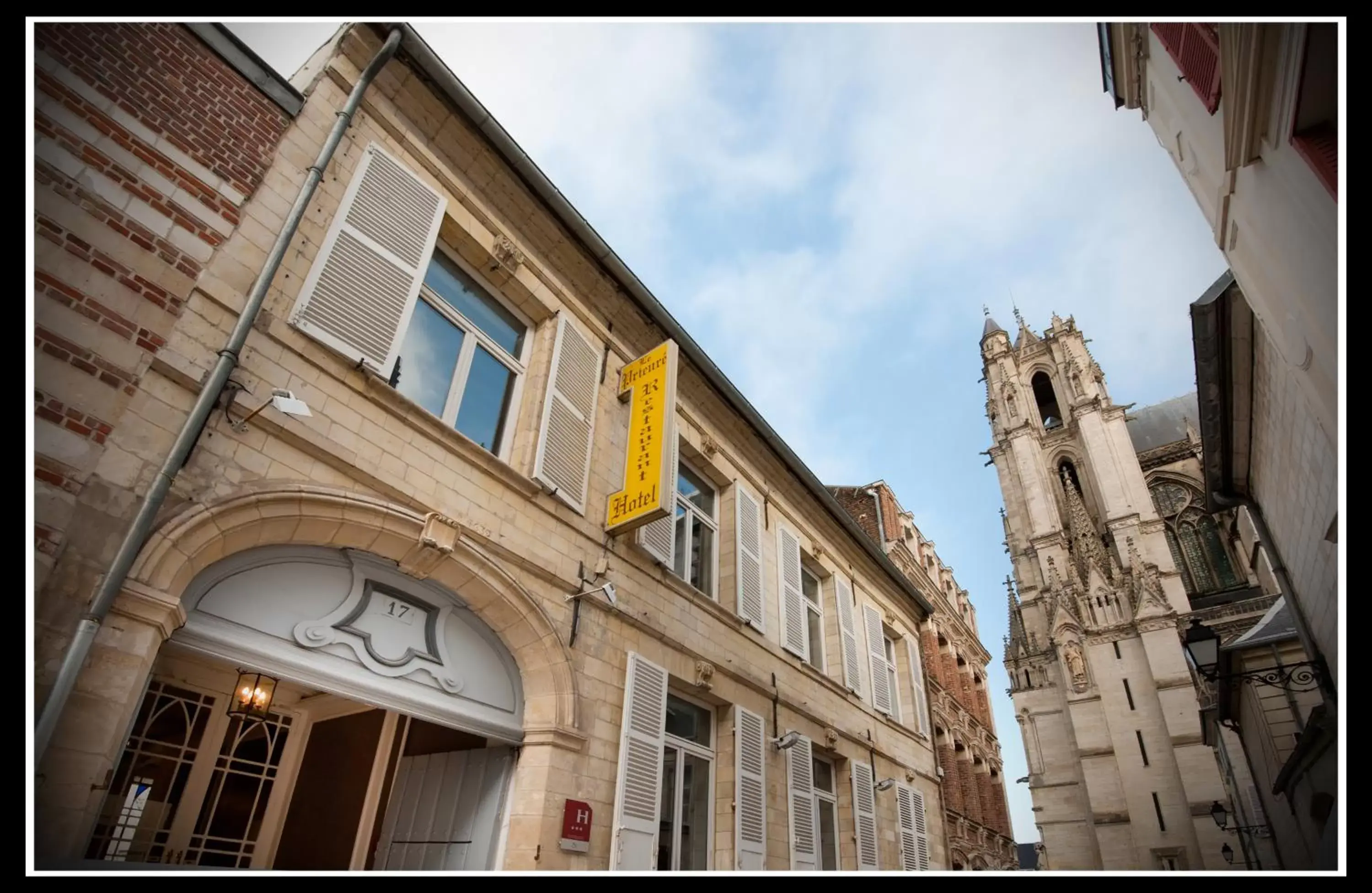 Facade/entrance, Property Building in Hotel Le Prieuré et La Résidence