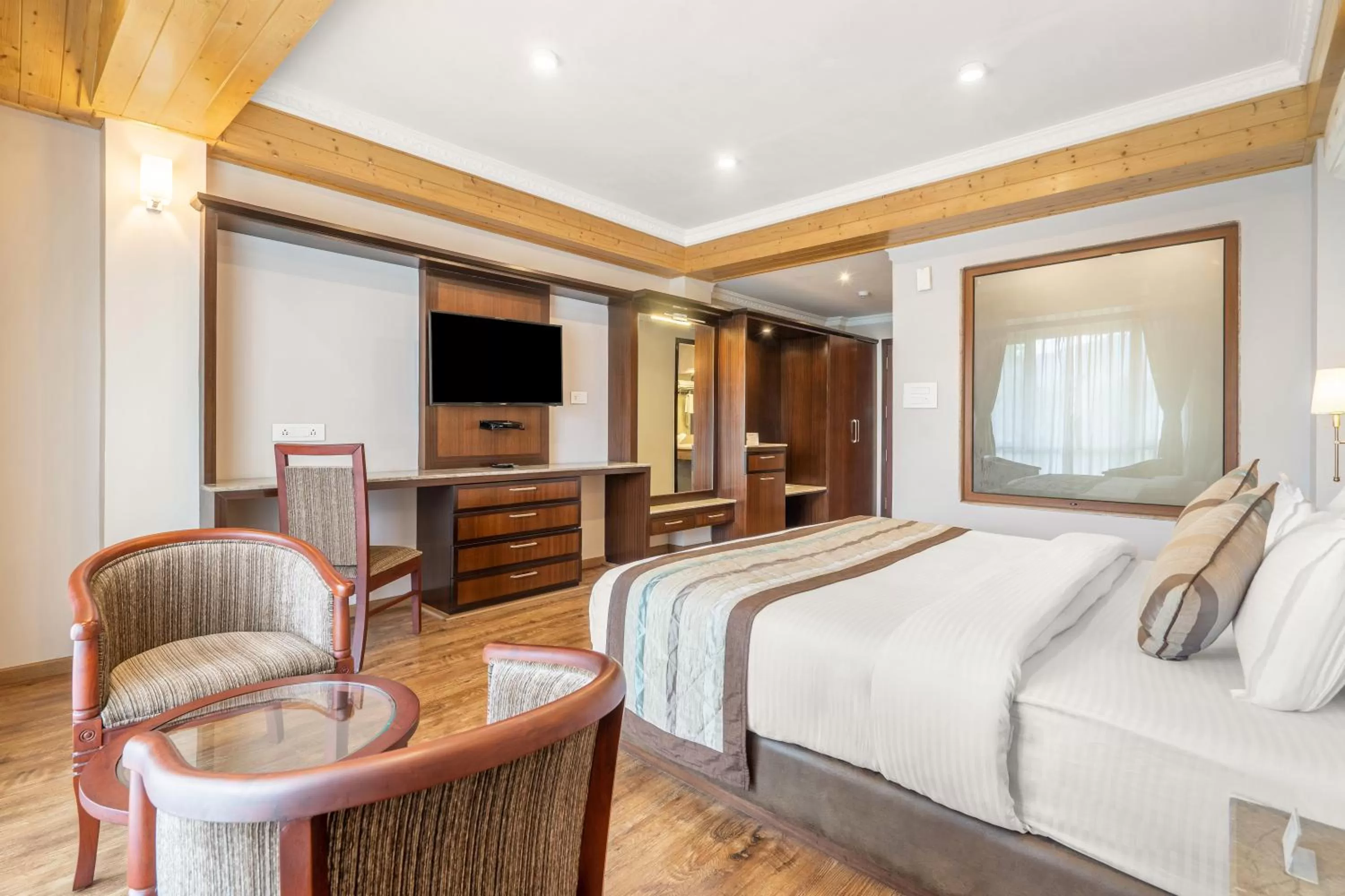 Communal lounge/ TV room, TV/Entertainment Center in Summit Alpine Abode Hotel