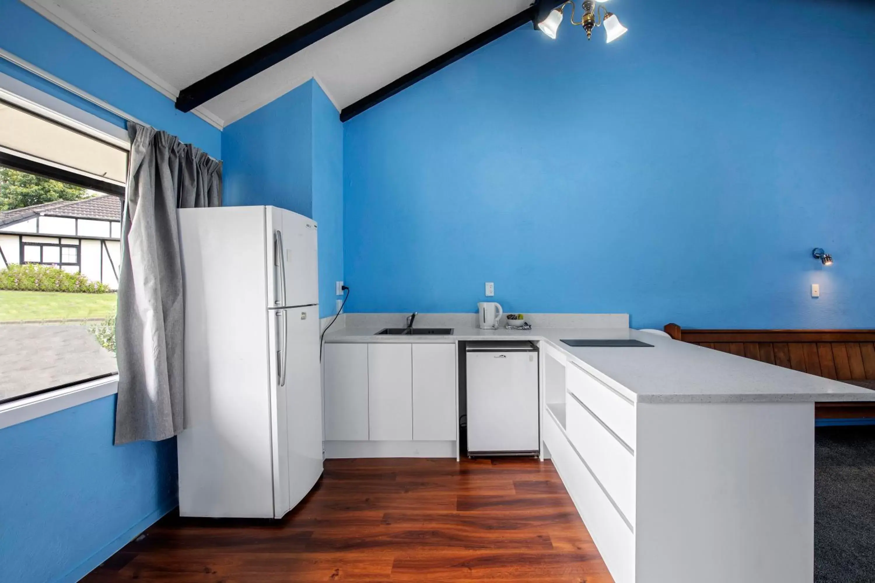 Kitchen/Kitchenette in Oakwood Manor Motor Lodge