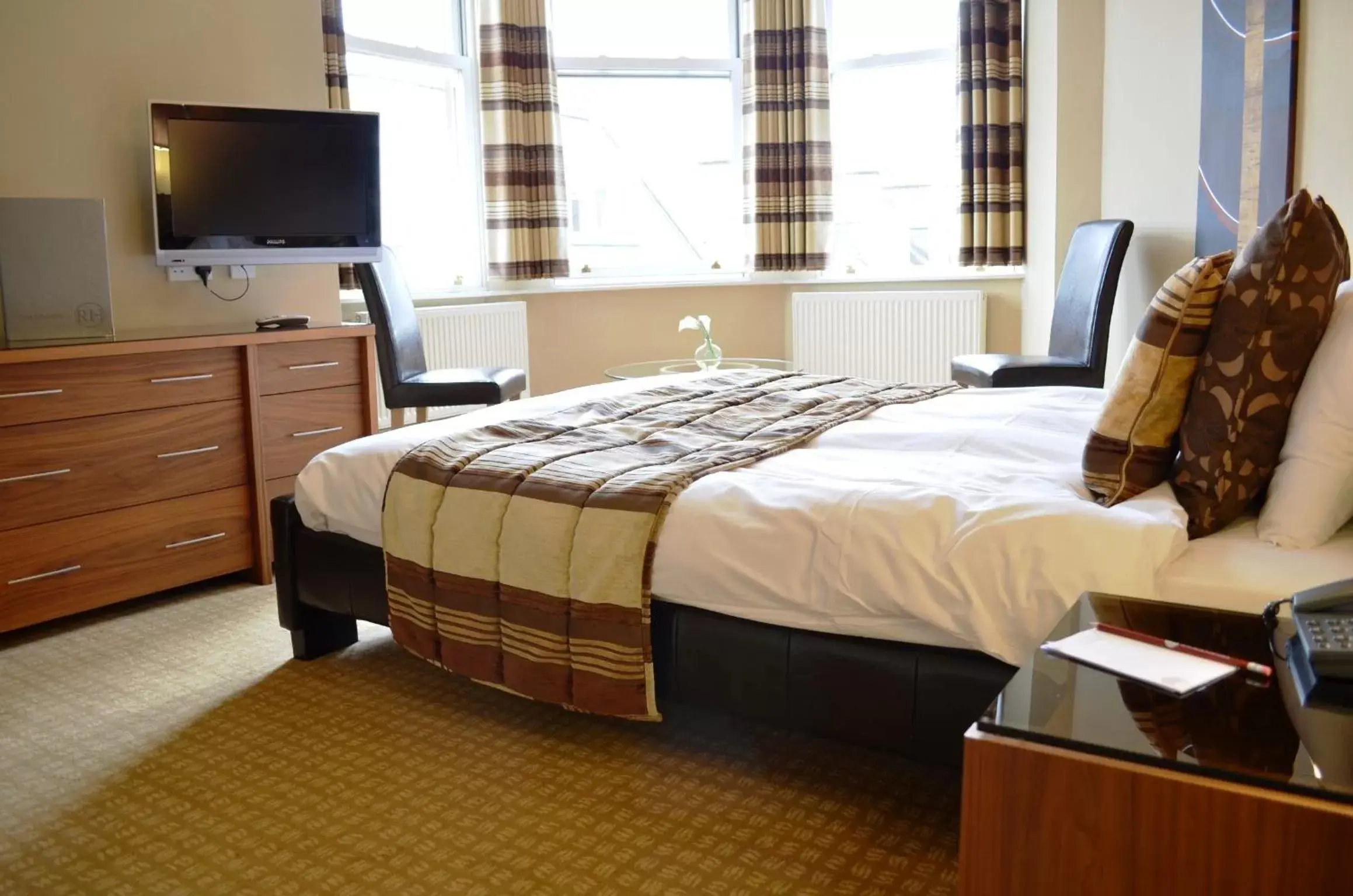 Bedroom, Bed in Royal Hotel