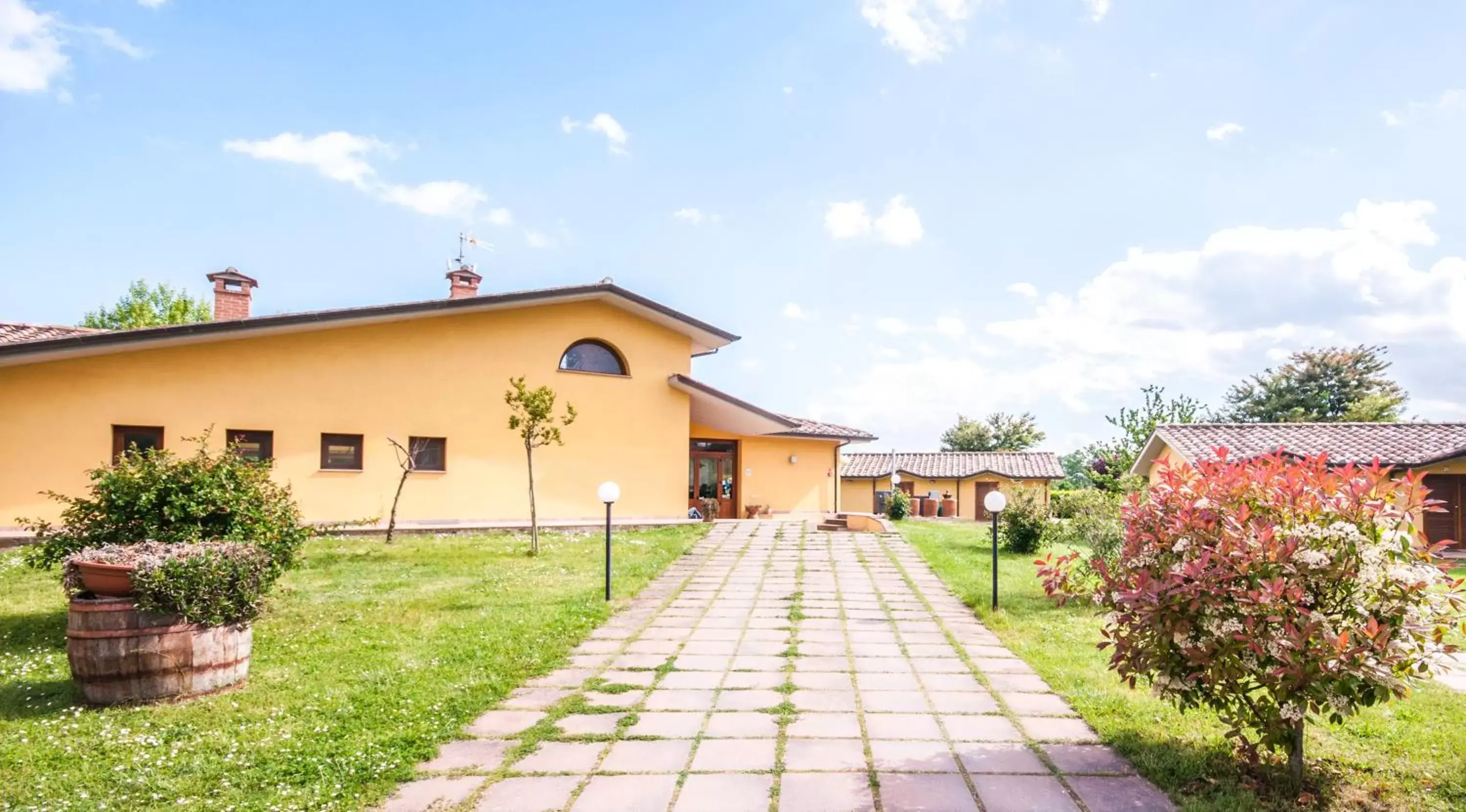 Property building, Garden in Le Macerine