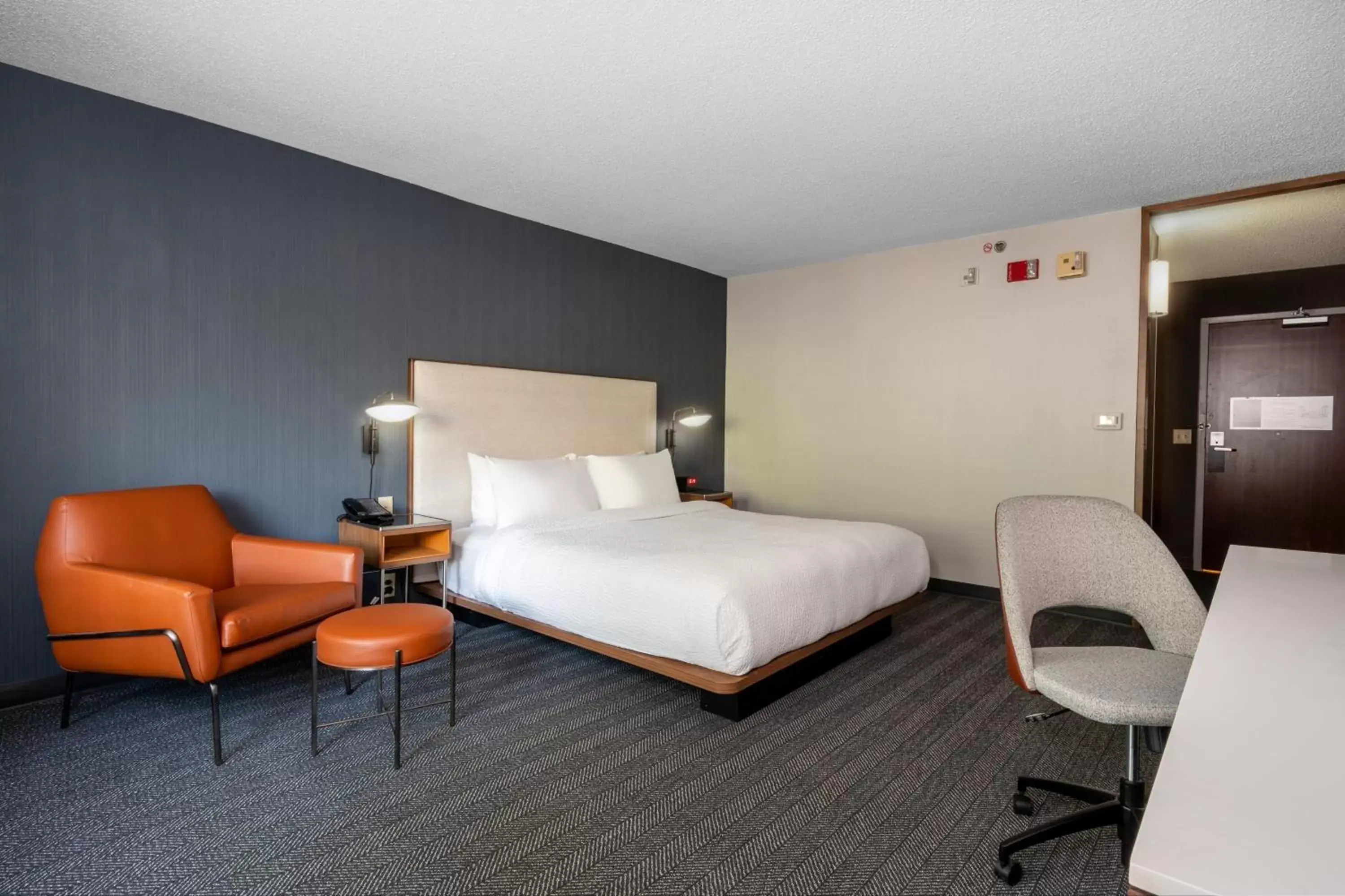 Photo of the whole room, Bed in Courtyard Columbus Airport