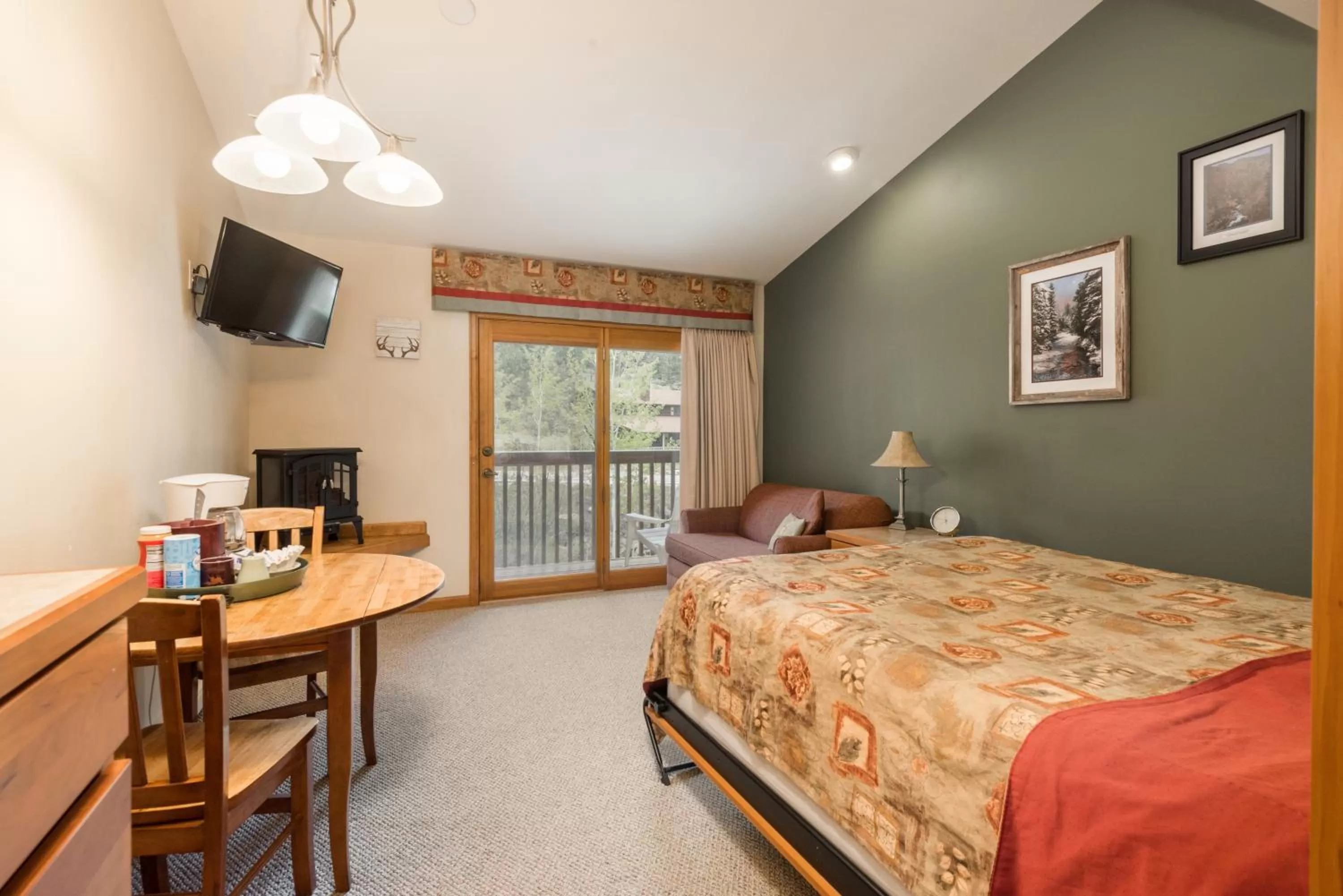 Bed in Ponderosa Lodge