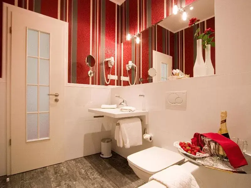 Toilet, Bathroom in Hotel Augusta Am Kurfürstendamm