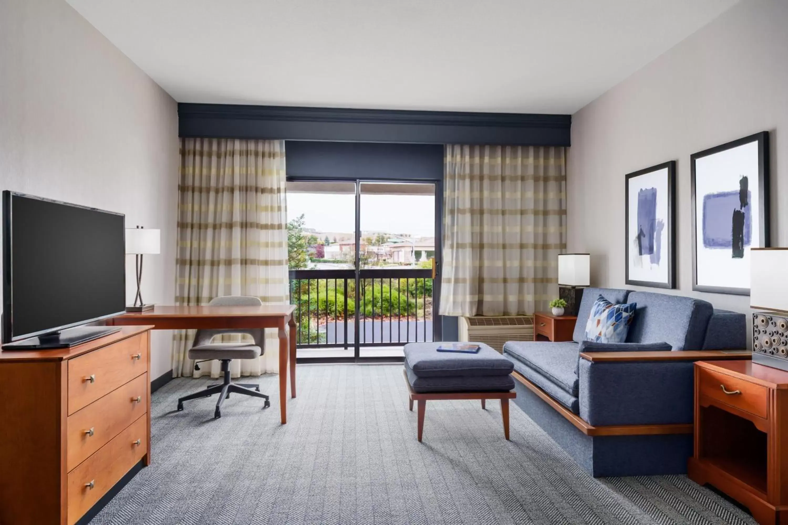 Living room, Seating Area in Courtyard by Marriott Sacramento Folsom