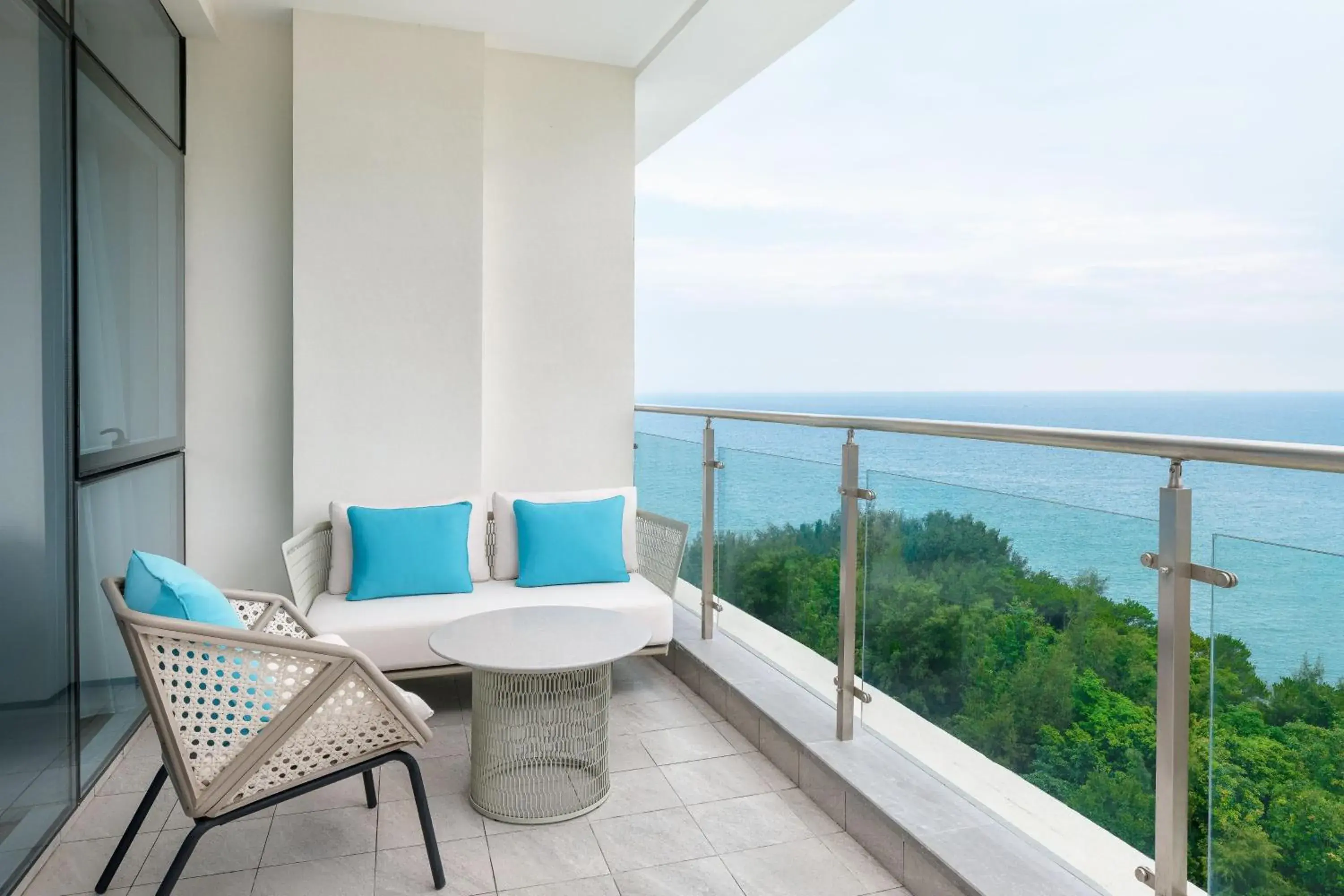 Photo of the whole room, Balcony/Terrace in Sheraton Beihai Resort