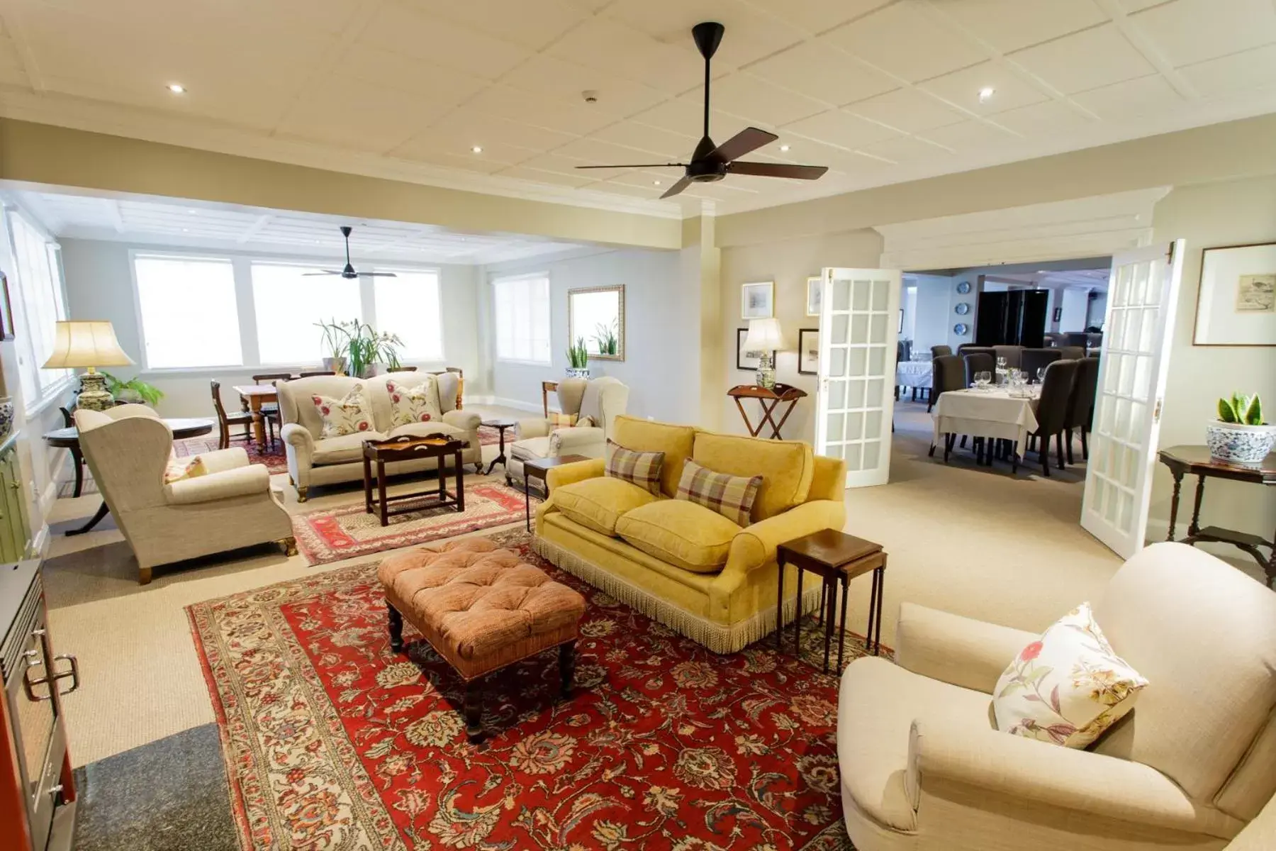 Communal lounge/ TV room, Seating Area in Queens Hotel by BON Hotels