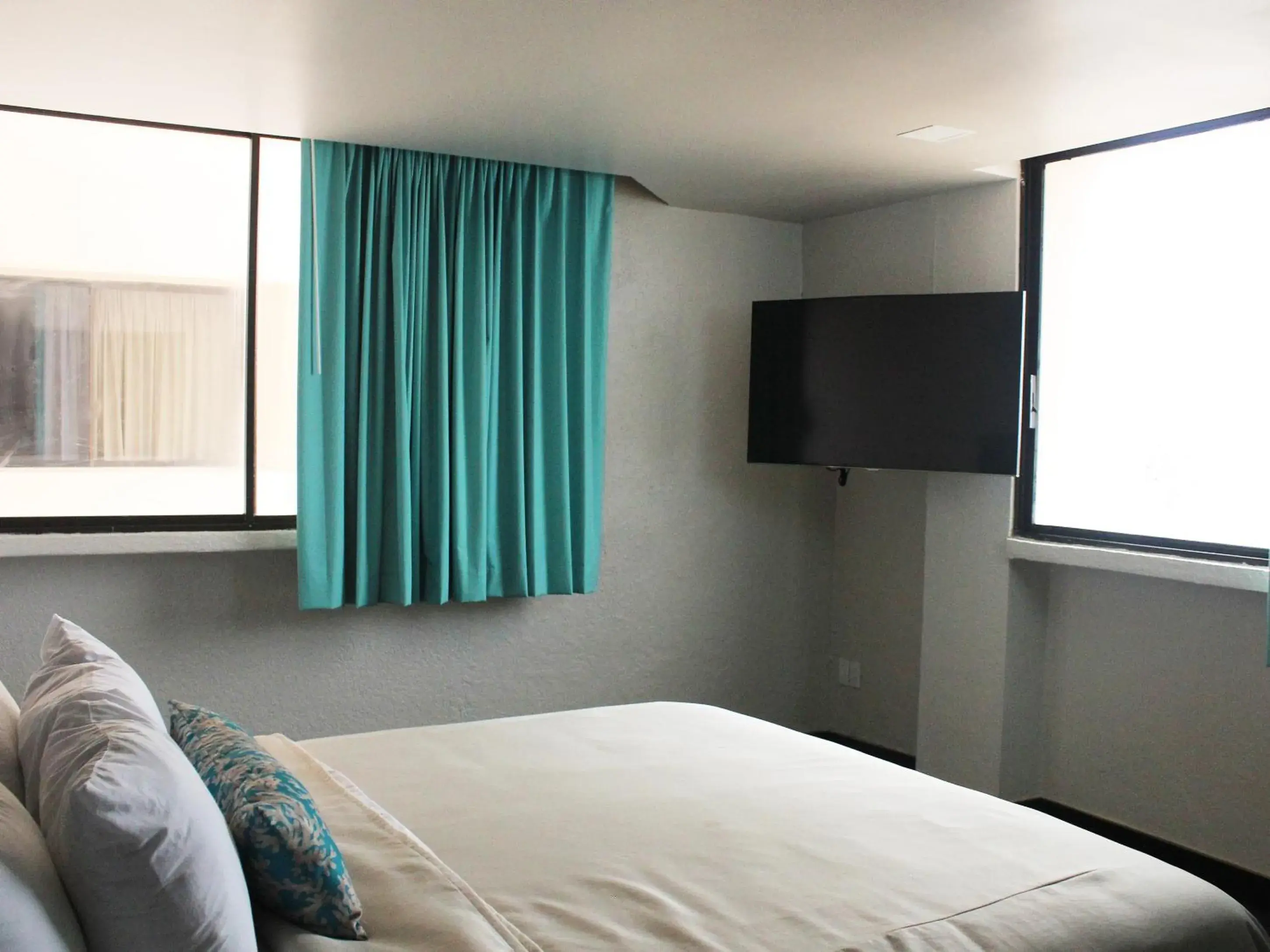 Bedroom, TV/Entertainment Center in Hotel Corona Plaza