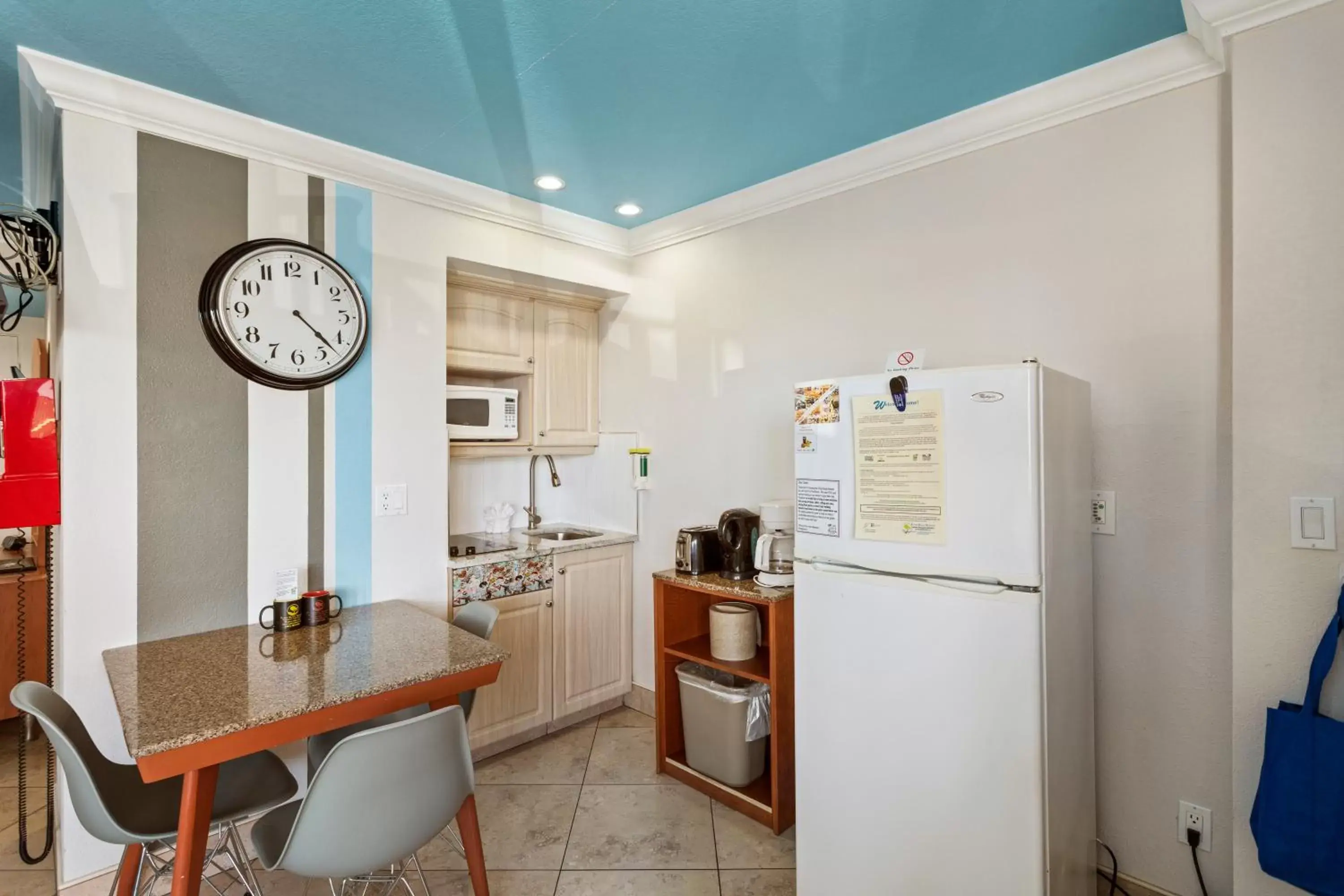 TV and multimedia in Plaza Beach Hotel - Beachfront Resort TV and multimedia in Plaza Beach Hotel - Beachfront Resort