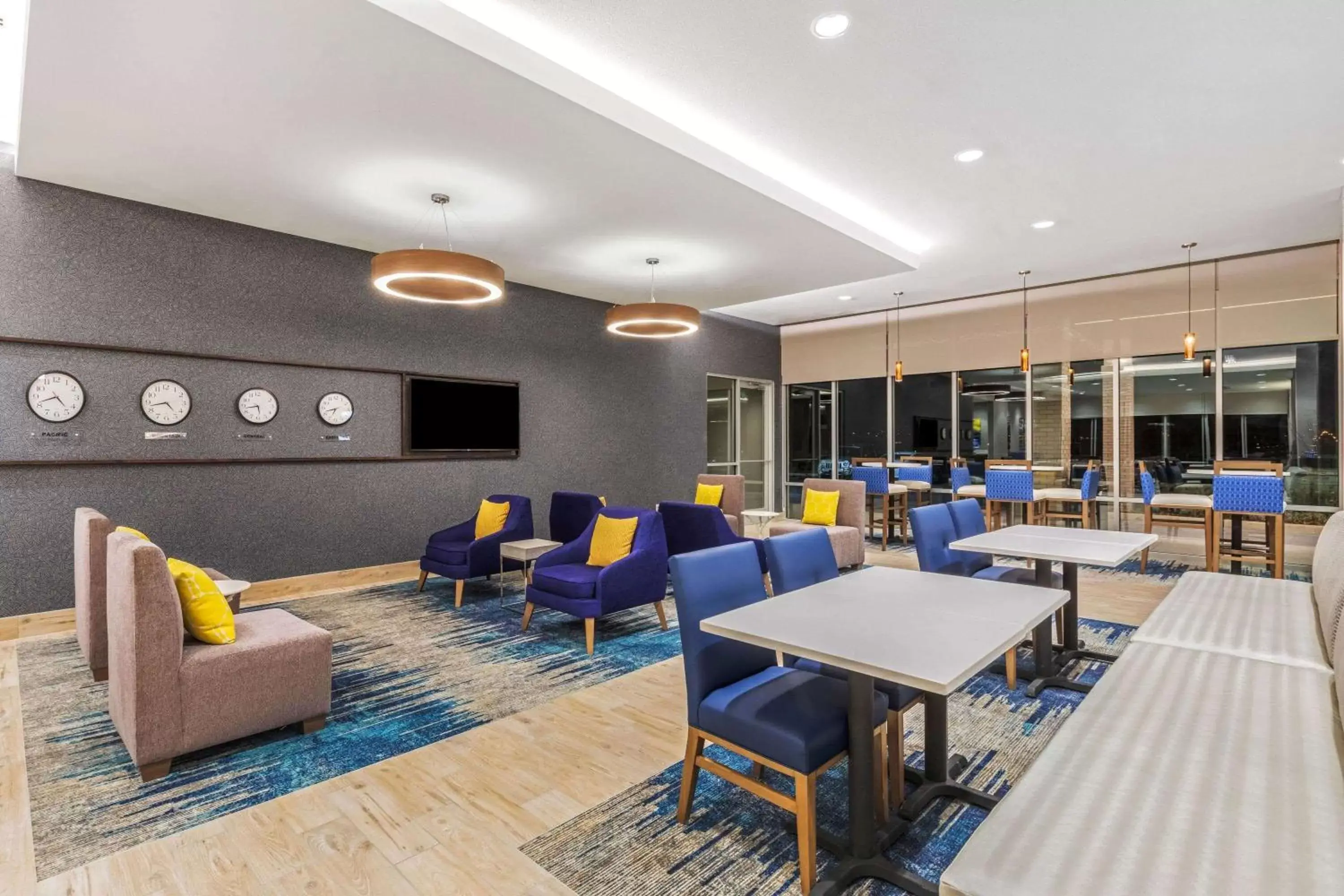 Lobby or reception, Lounge/Bar in La Quinta Inn & Suites by Wyndham Kansas City Beacon Hill
