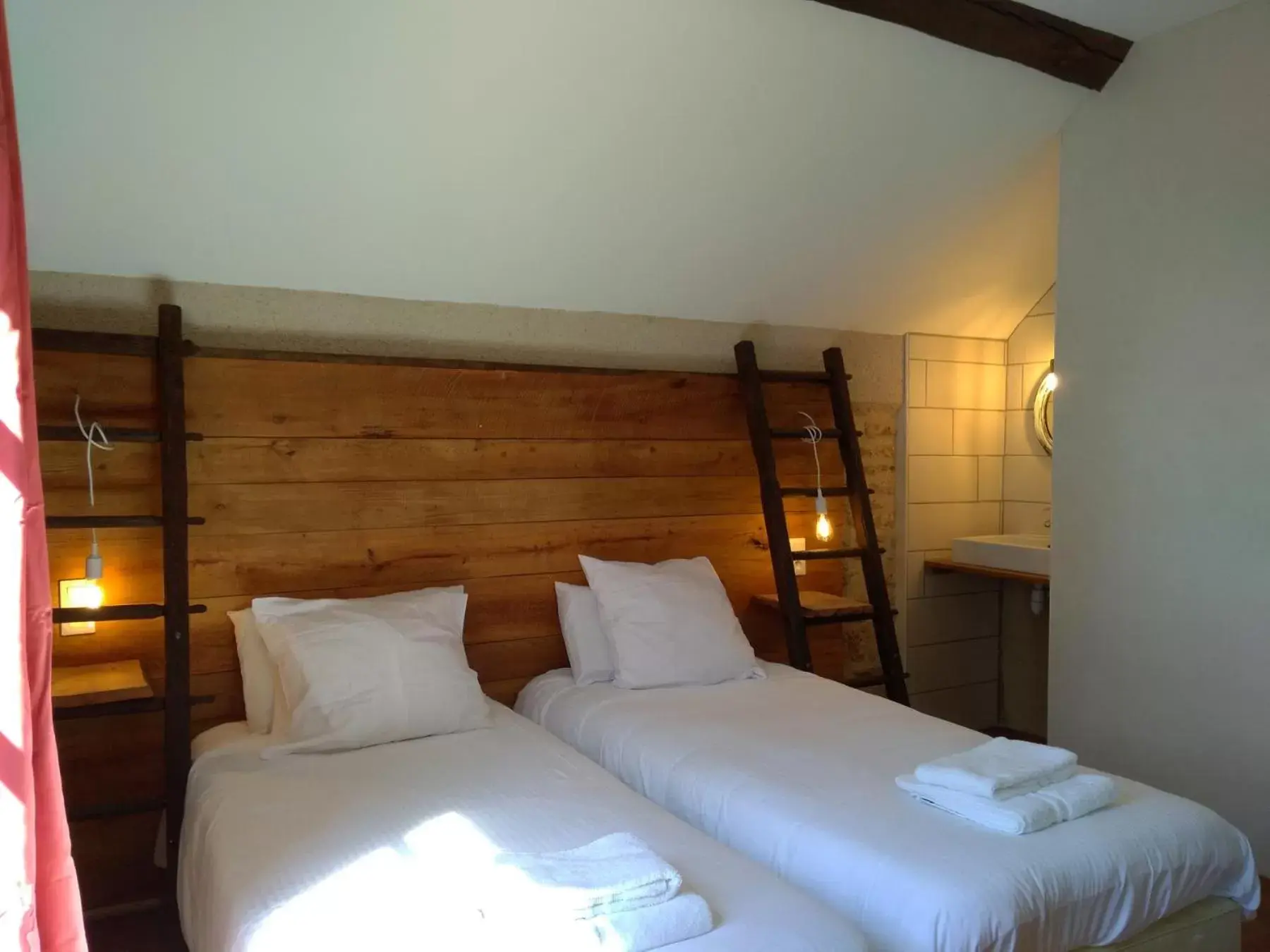 Bedroom, Bed in Jardin des Sens, la Rente d'Eguilly