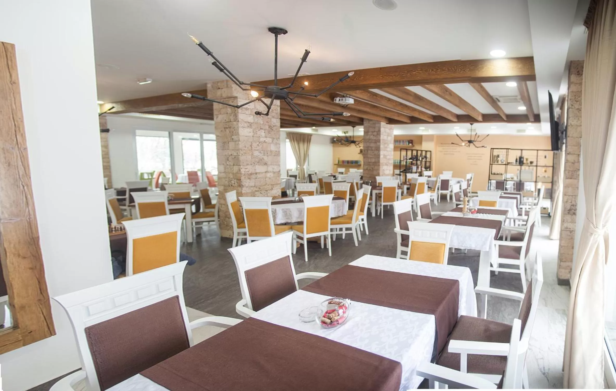 Restaurant/places to eat in Hotel Serdar