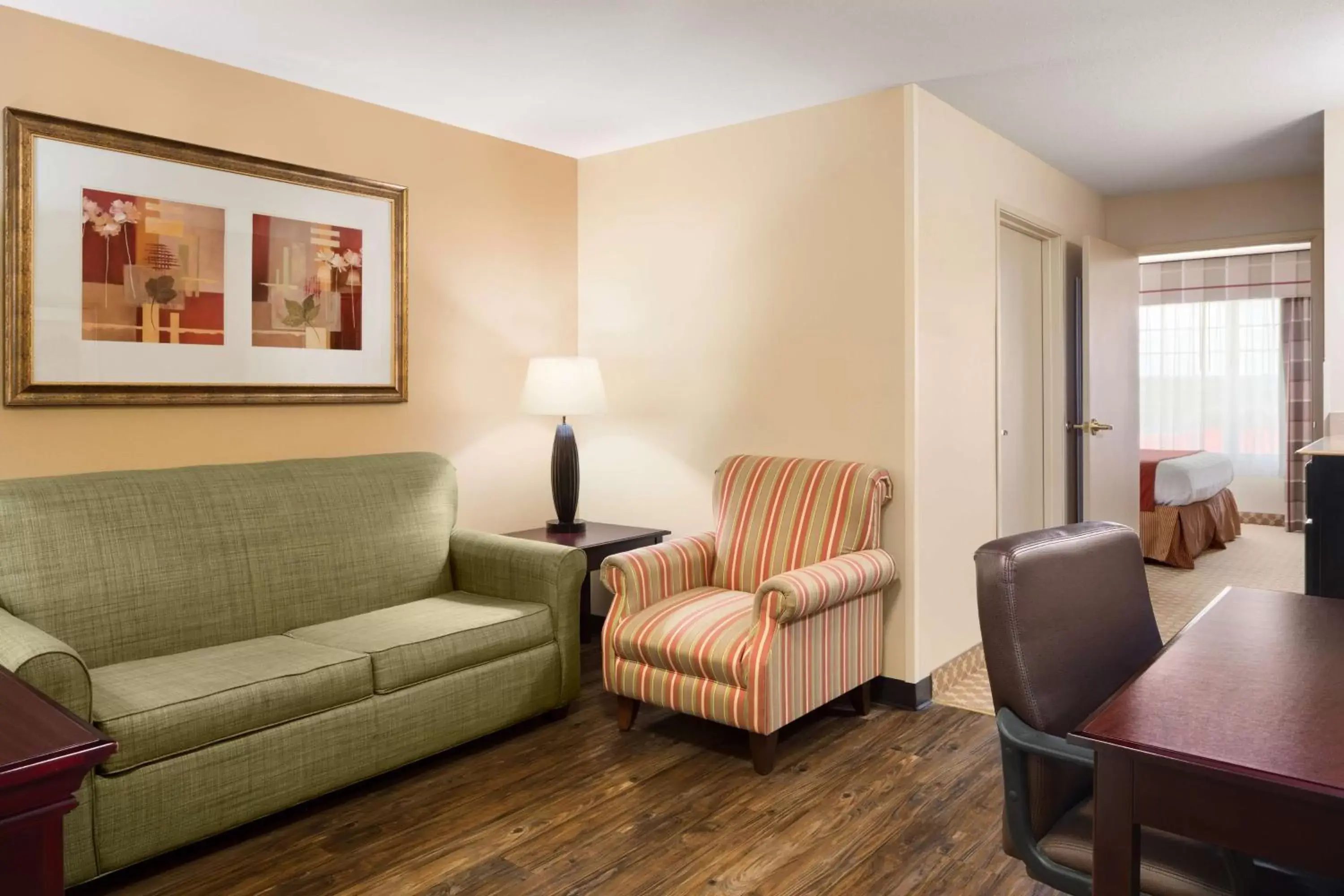 Photo of the whole room, Seating Area in Country Inn & Suites by Radisson, Bowling Green, KY